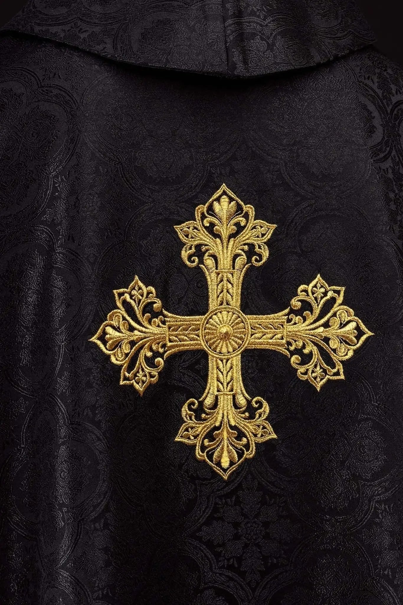Czarna kapa z tkaniny żakardowej z krzyżem