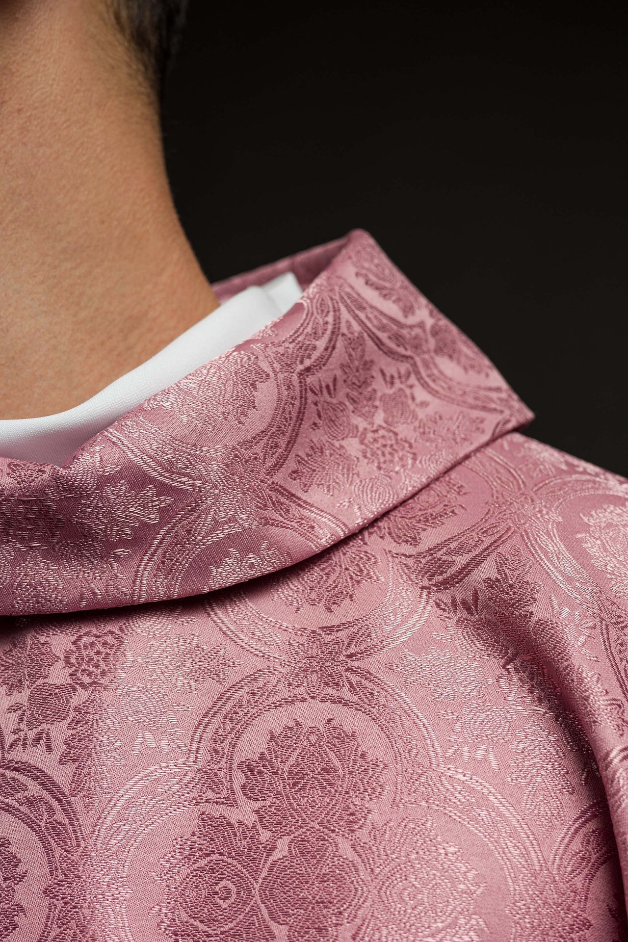 Różowy ornat z krzyżem uszyty z wzorzystej tkaniny - ORNATY.PL