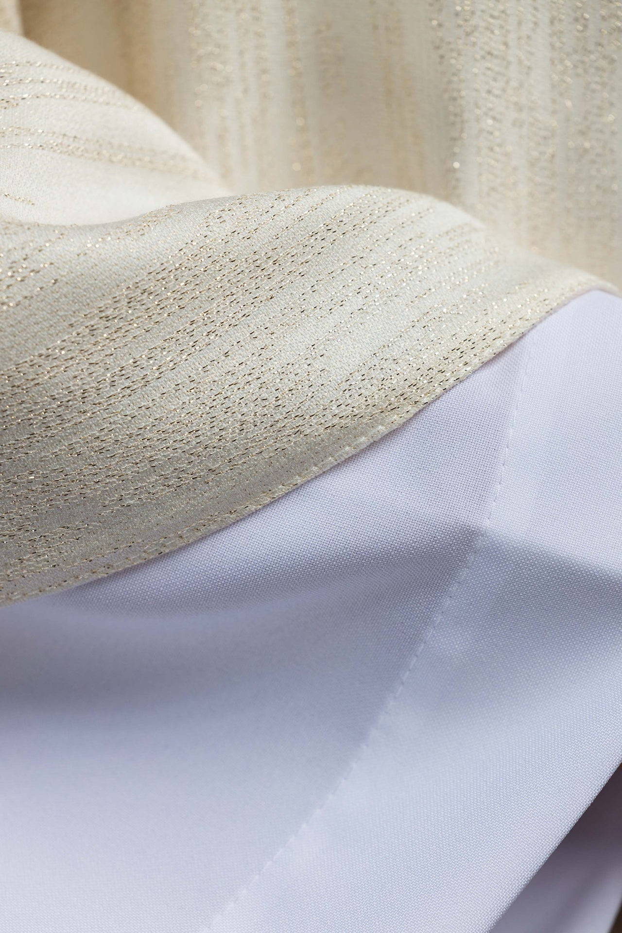 Haftowany ornat z krzyżem jerozolimskim ecru