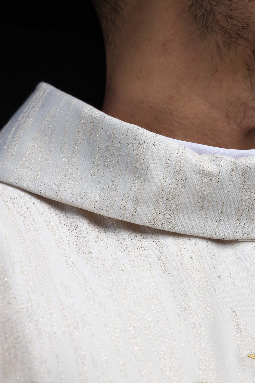 Haftowany ornat z krzyżem jerozolimskim ecru