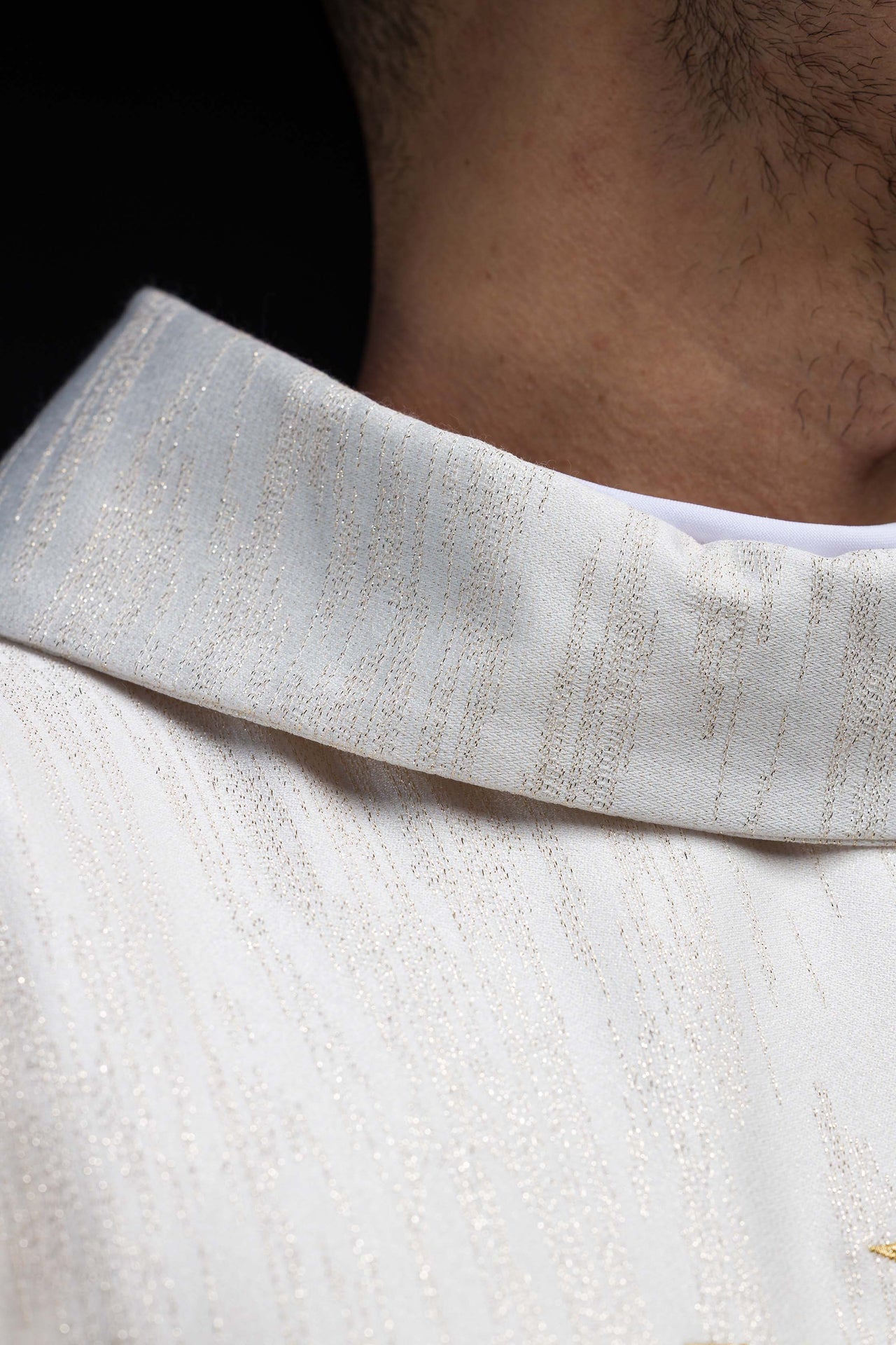 Haftowany ornat z krzyżem jerozolimskim ecru