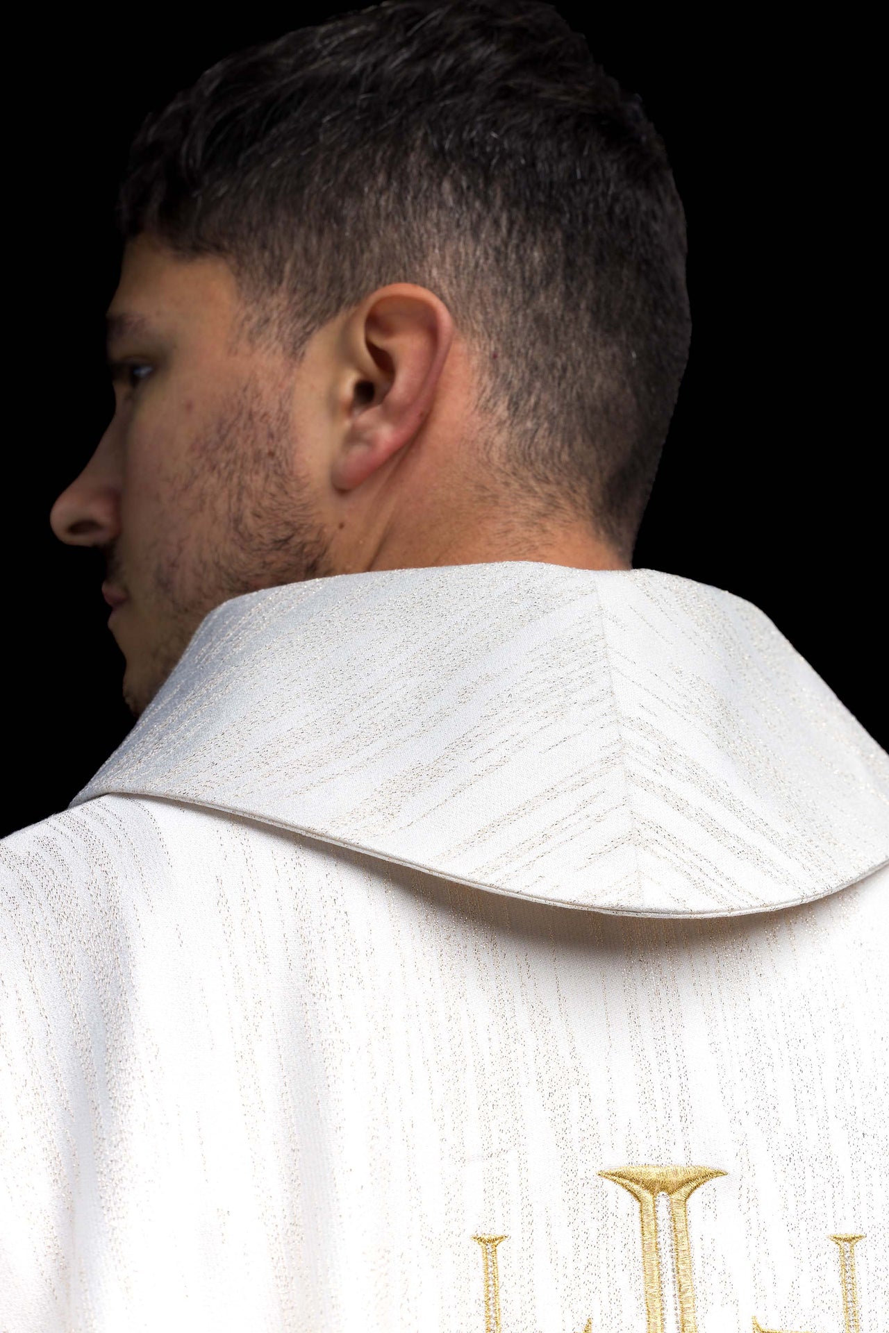 Haftowany ornat z krzyżem jerozolimskim ecru