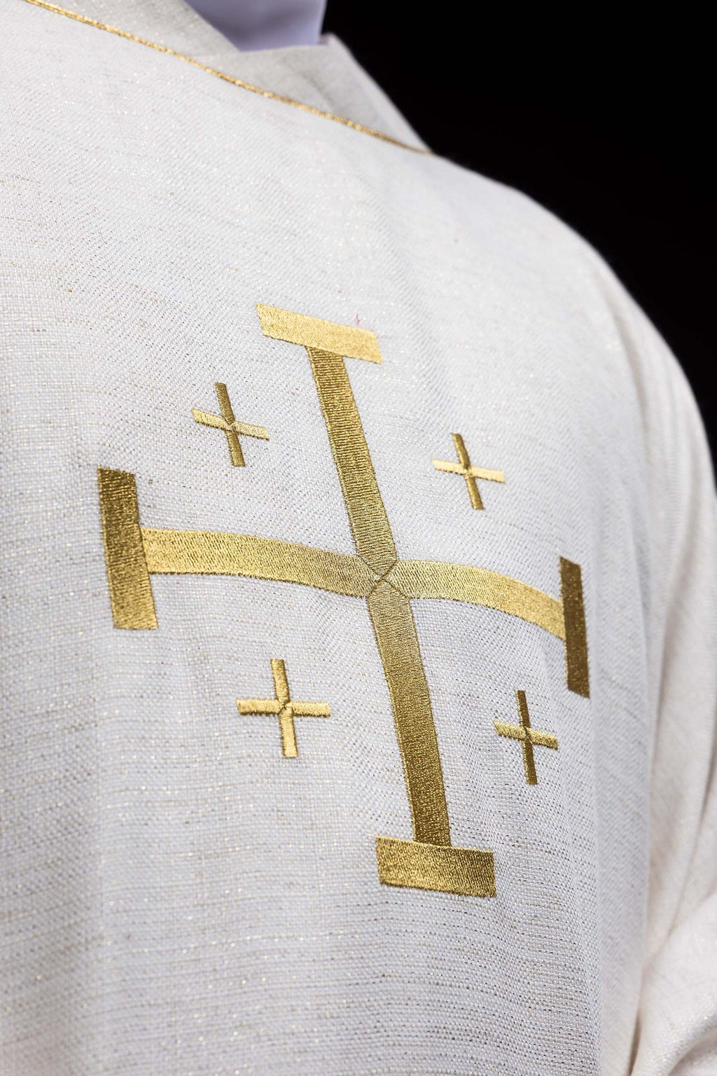 Ornat haftowany z Krzyżem Jerozolimskim ecru