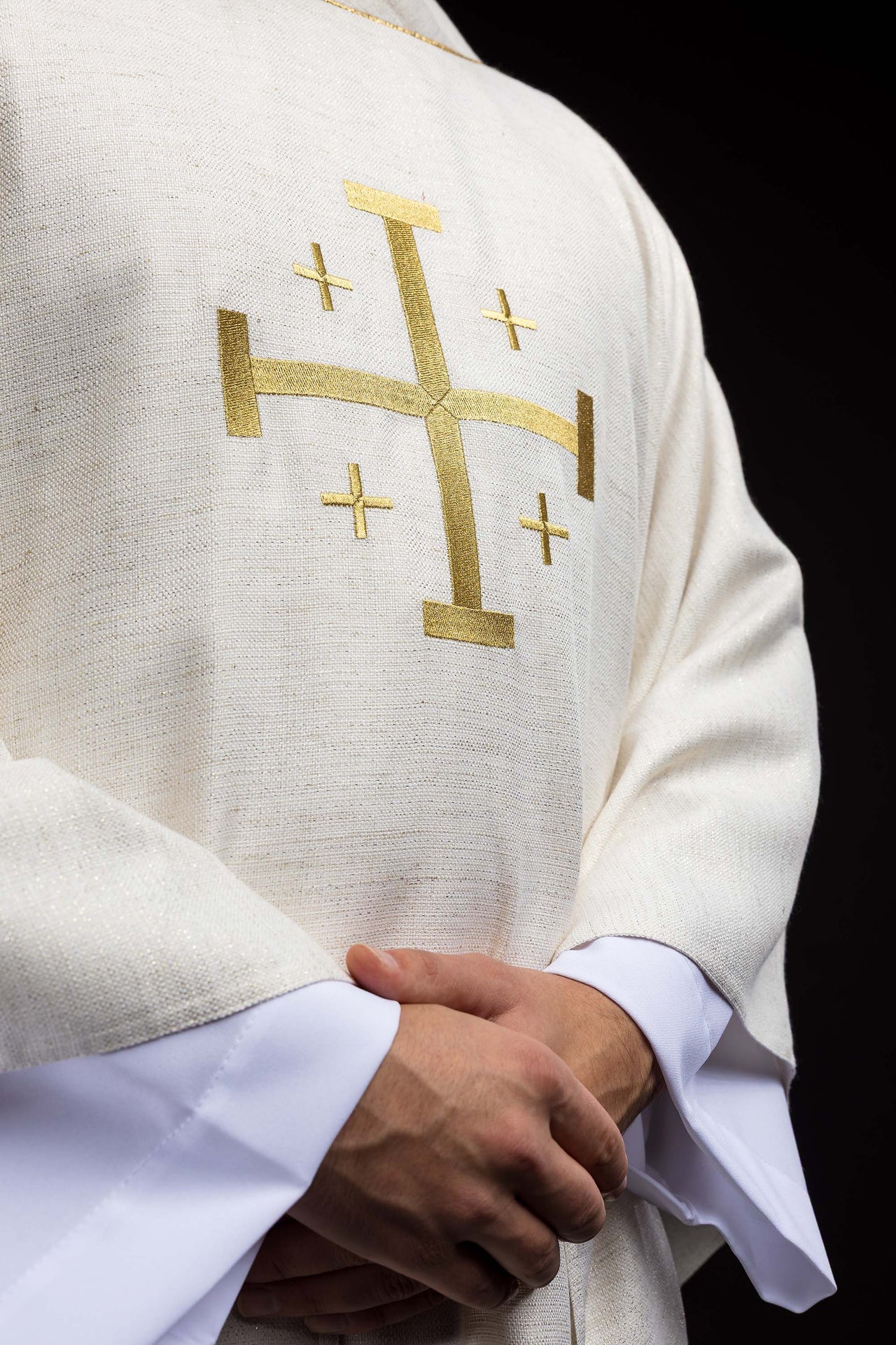 Ornat haftowany z Krzyżem Jerozolimskim ecru - ORNATY.PL