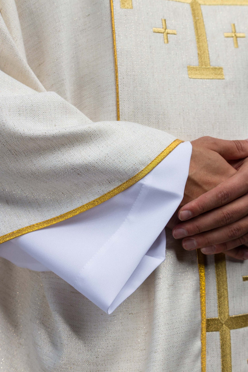 Ornat haftowany z Krzyżem Jerozolimskim ecru