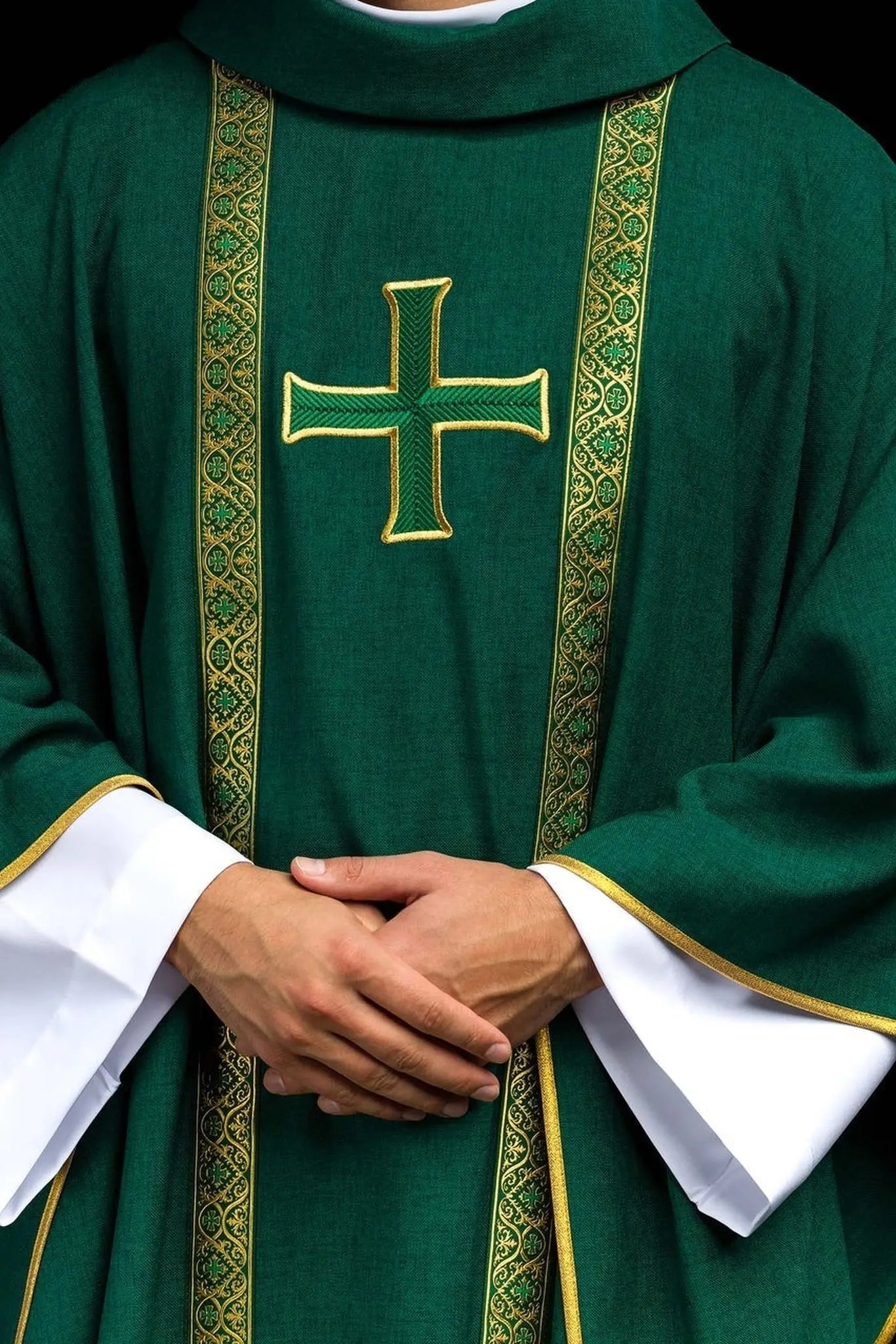 Zielony ornat liturgiczny z haftowanym krzyżem i pasami żakardowymi