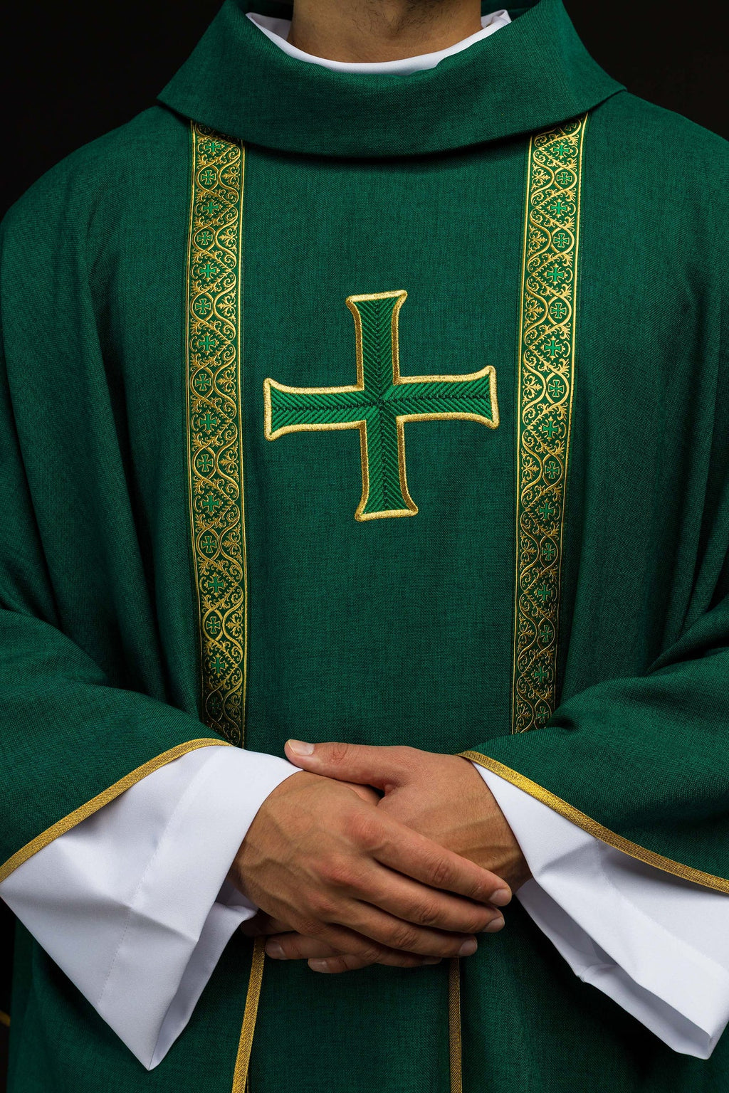 Ornat liturgiczny zielony z haftowanym krzyżem i taśmami żakardowymi - ORNATY.PL