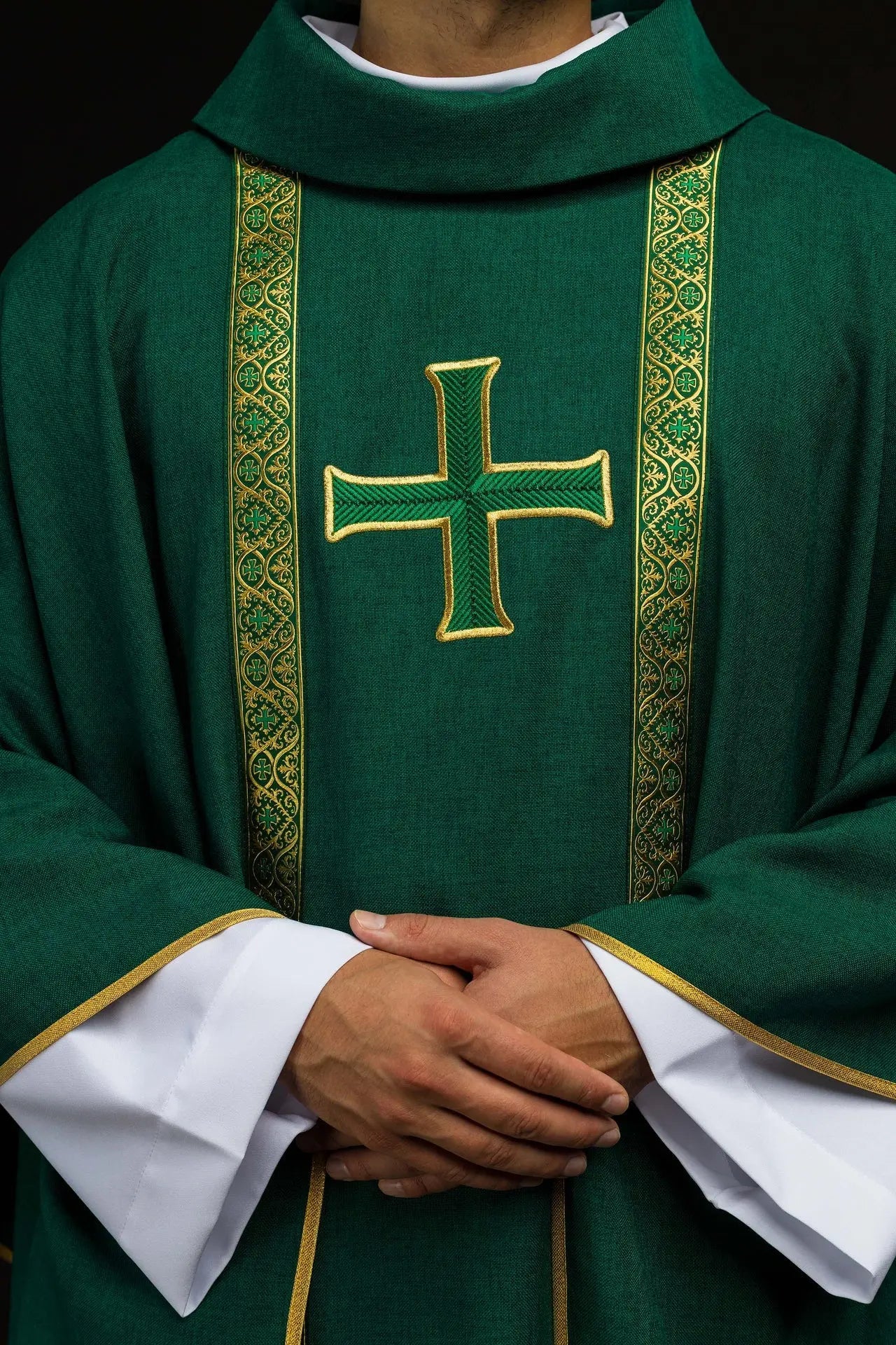 Zielony ornat liturgiczny z haftowanym krzyżem i pasami żakardowymi