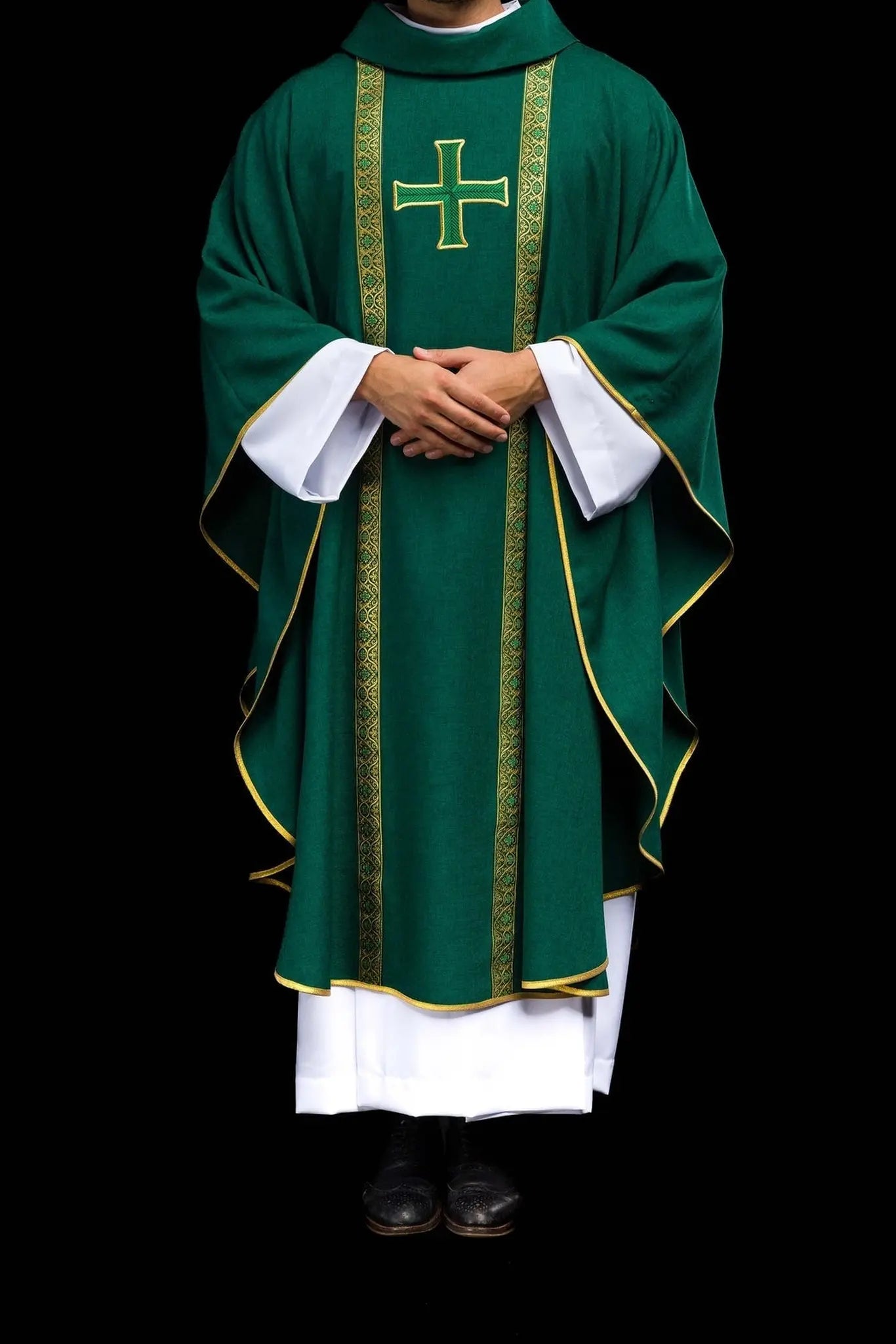 Zielony ornat liturgiczny z haftowanym krzyżem i pasami żakardowymi