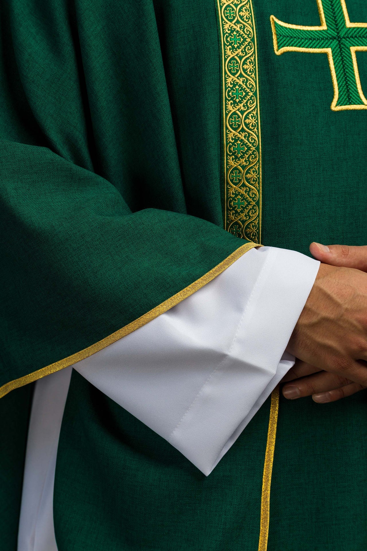 Ornat liturgiczny zielony z haftowanym krzyżem i taśmami żakardowymi - ORNATY.PL