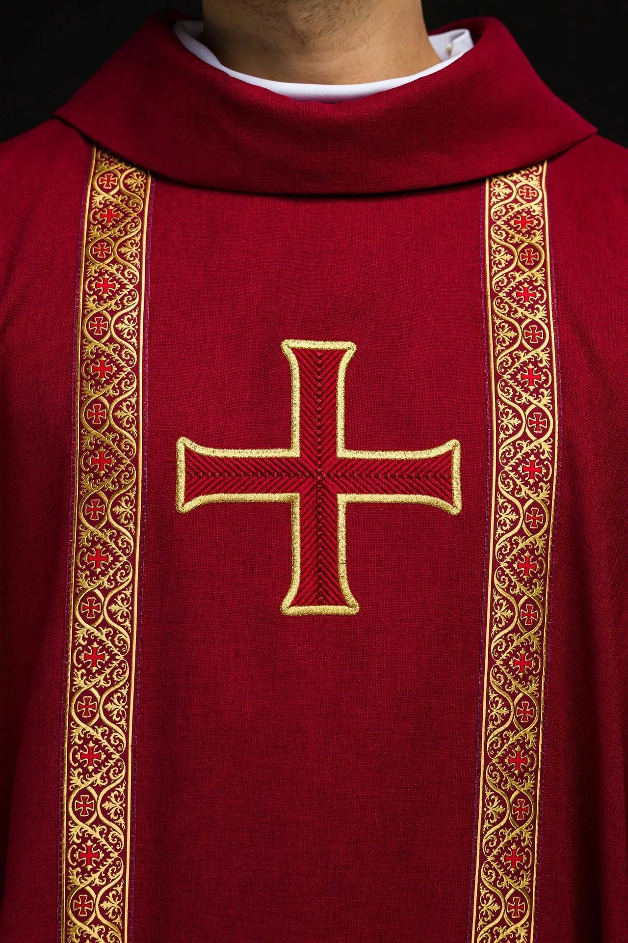 Czerwona ornat liturgiczny z haftowanym krzyżem i pasami żakardowymi