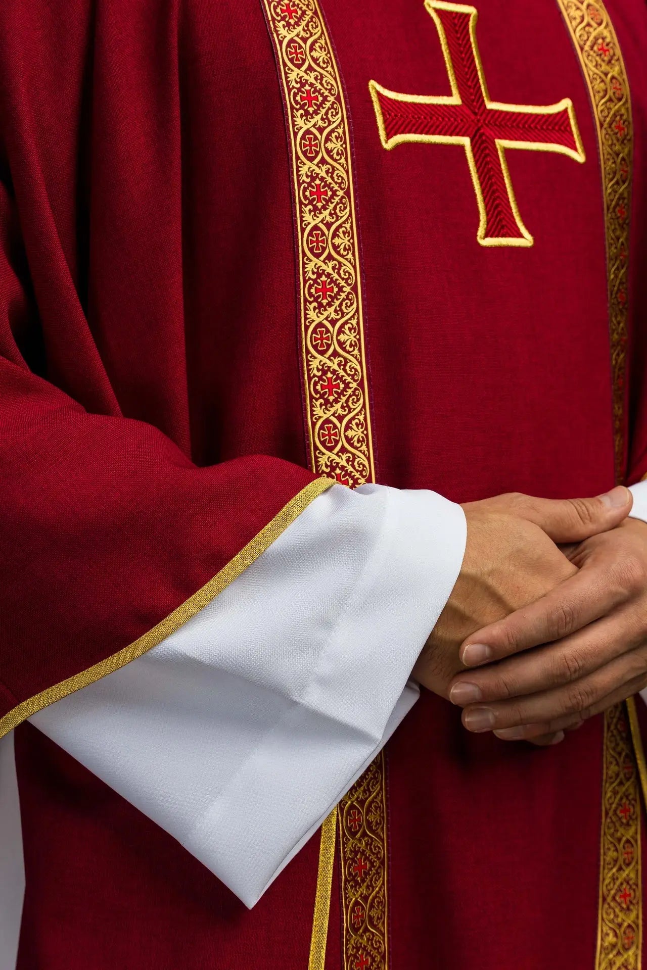Czerwona ornat liturgiczny z haftowanym krzyżem i pasami żakardowymi