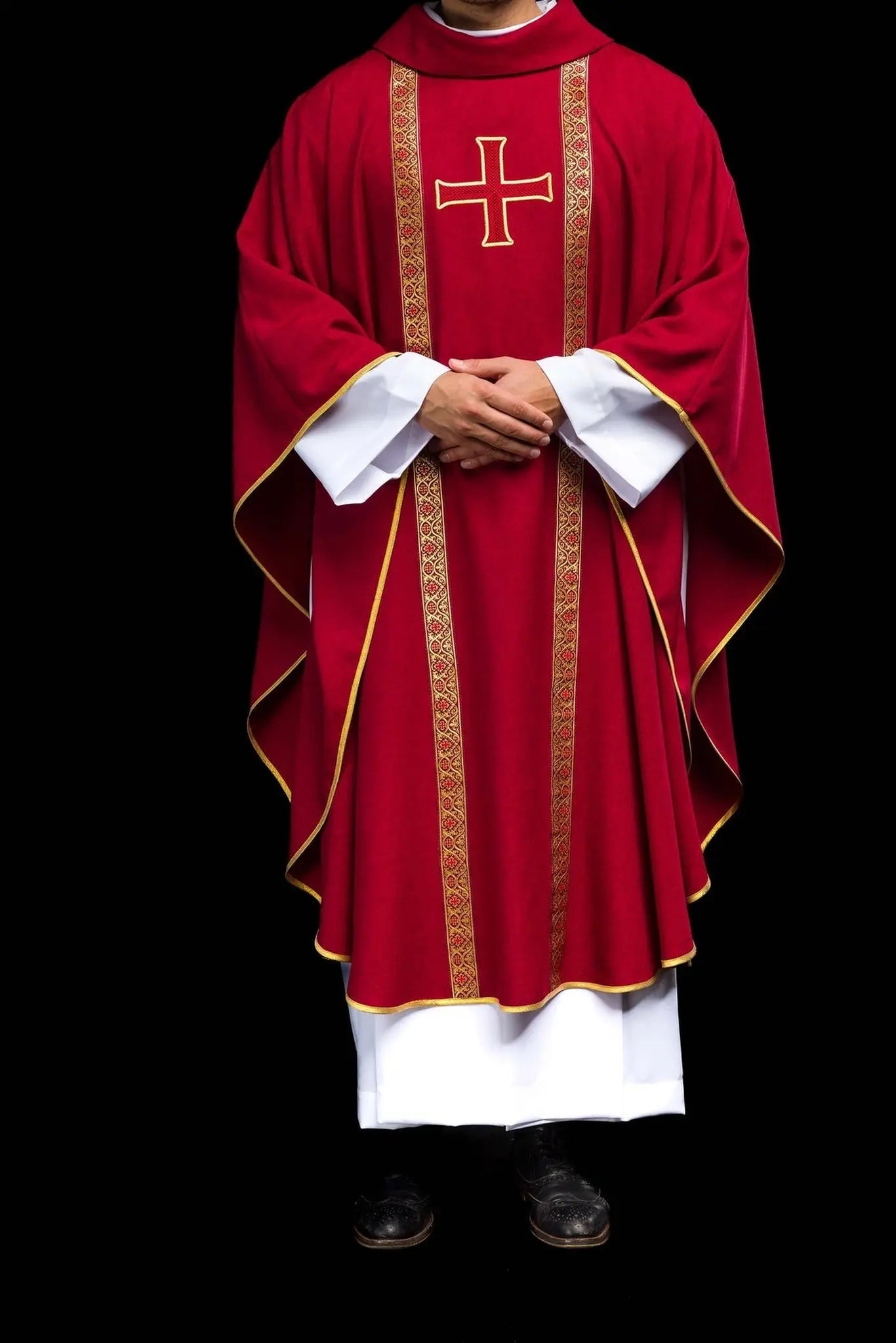 Czerwona ornat liturgiczny z haftowanym krzyżem i pasami żakardowymi