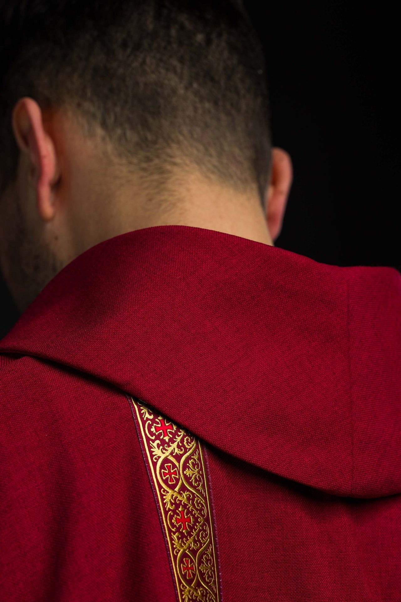 Ornat liturgiczny czerwony z haftowanym krzyżem i taśmami żakardowymi - ORNATY.PL