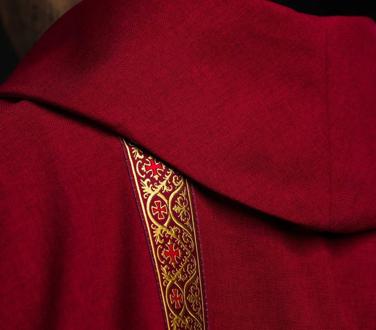 Czerwona ornat liturgiczny z haftowanym krzyżem i pasami żakardowymi