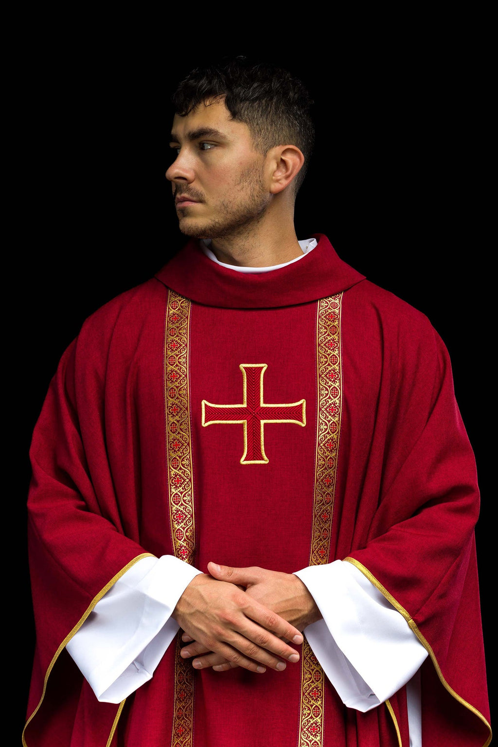 Ornat liturgiczny czerwony z haftowanym krzyżem i taśmami żakardowymi - ORNATY.PL