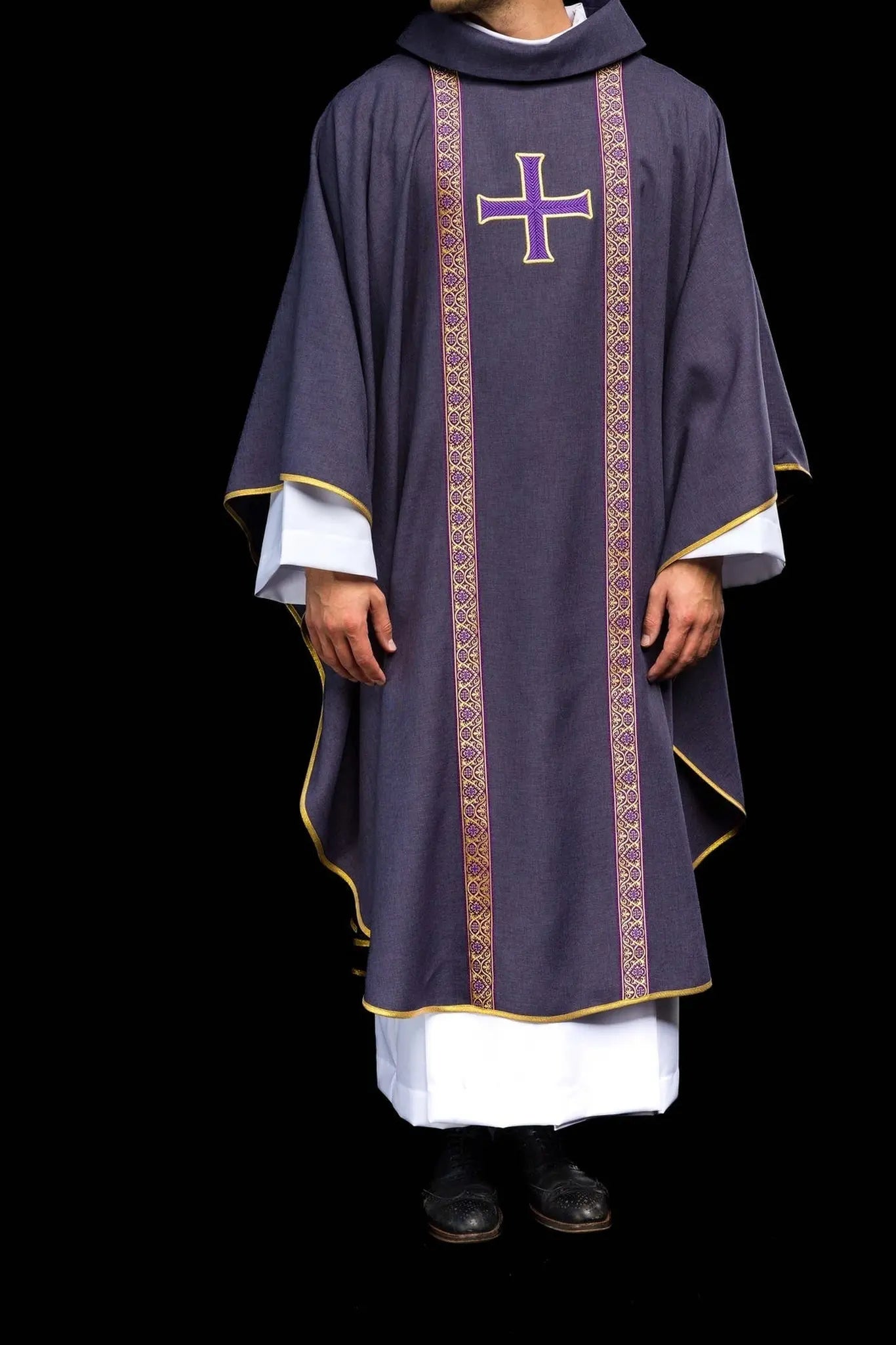 Fioletowy ornat liturgiczny z haftowanym krzyżem i pasami żakardowymi