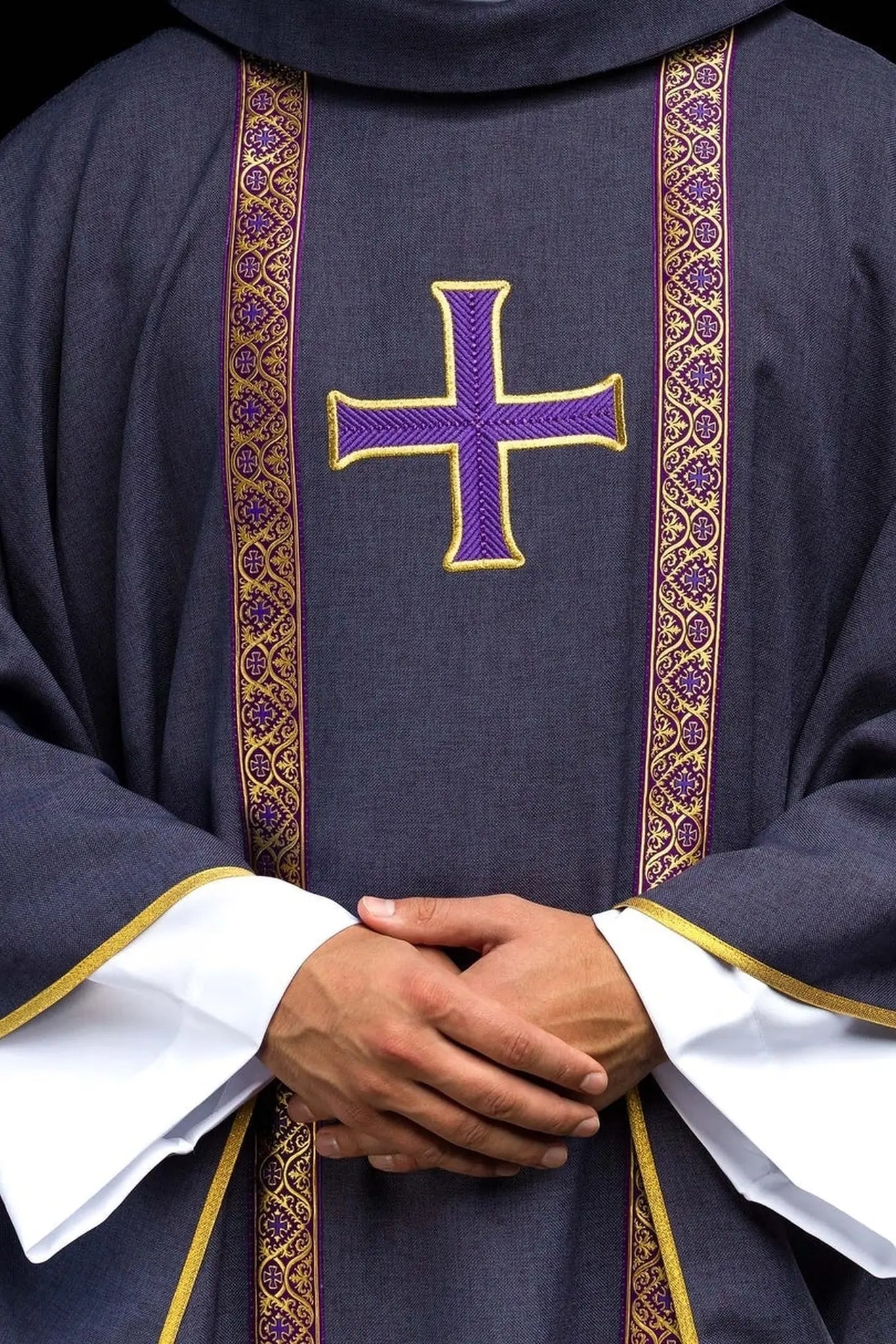Fioletowy ornat liturgiczny z haftowanym krzyżem i pasami żakardowymi
