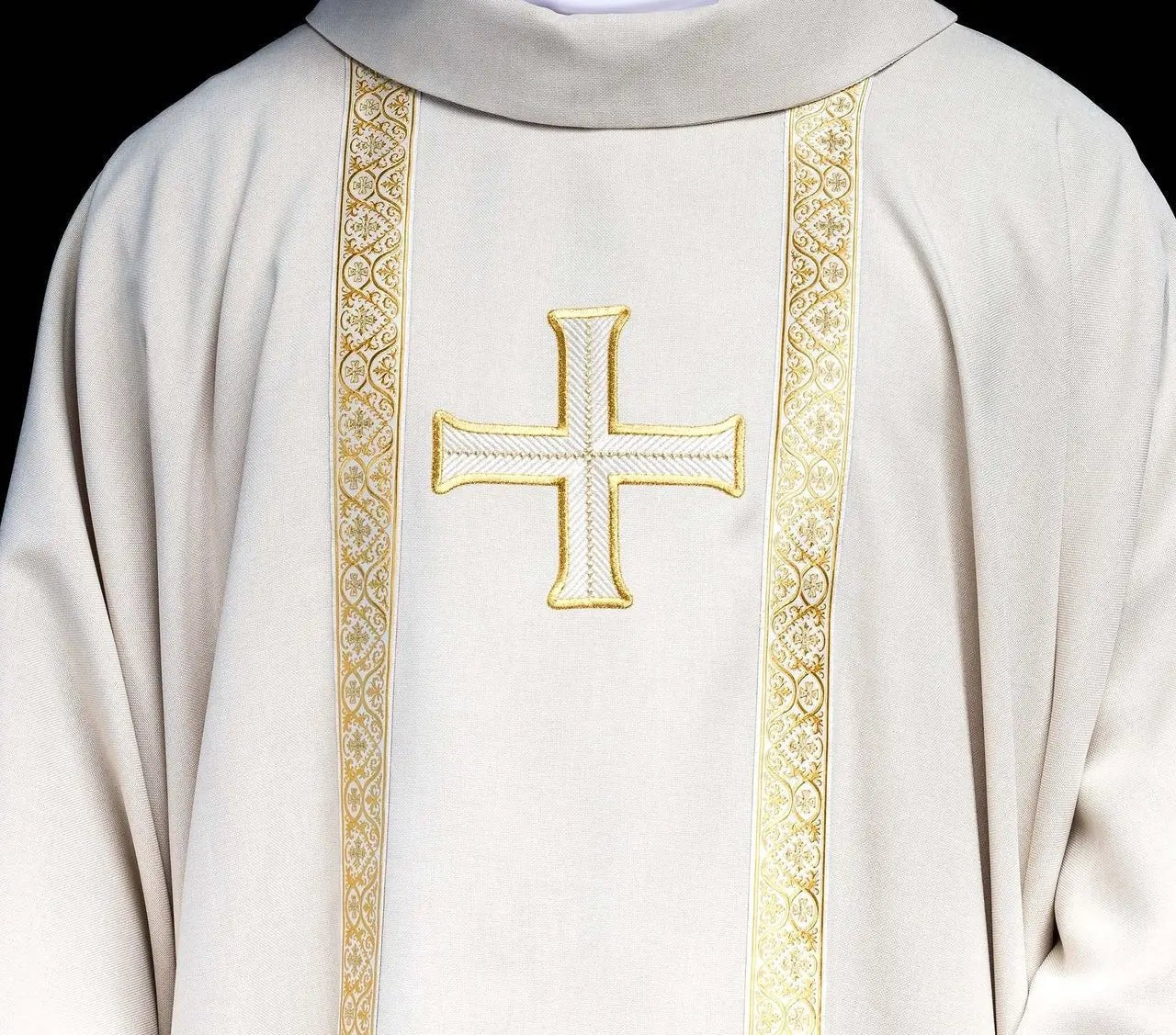 Ornat liturgiczny ecru z haftowanym krzyżem i pasami żakardowymi