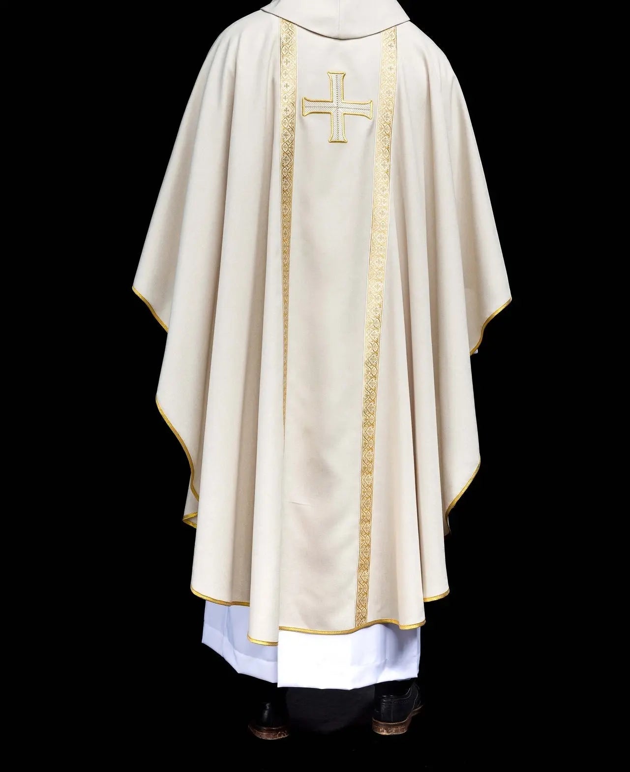 Ornat liturgiczny ecru z haftowanym krzyżem i pasami żakardowymi