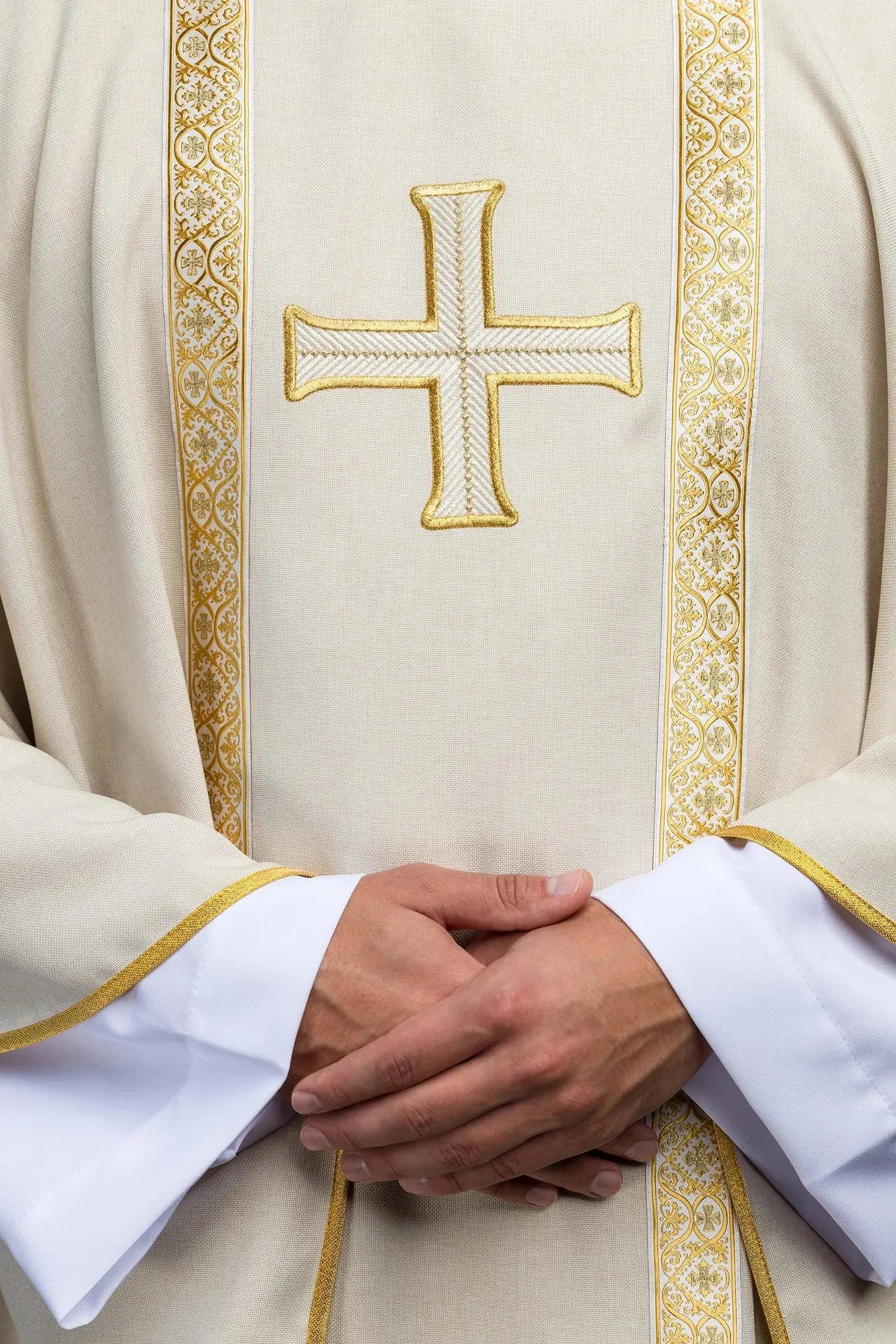 Ornat liturgiczny ecru z haftowanym krzyżem i pasami żakardowymi