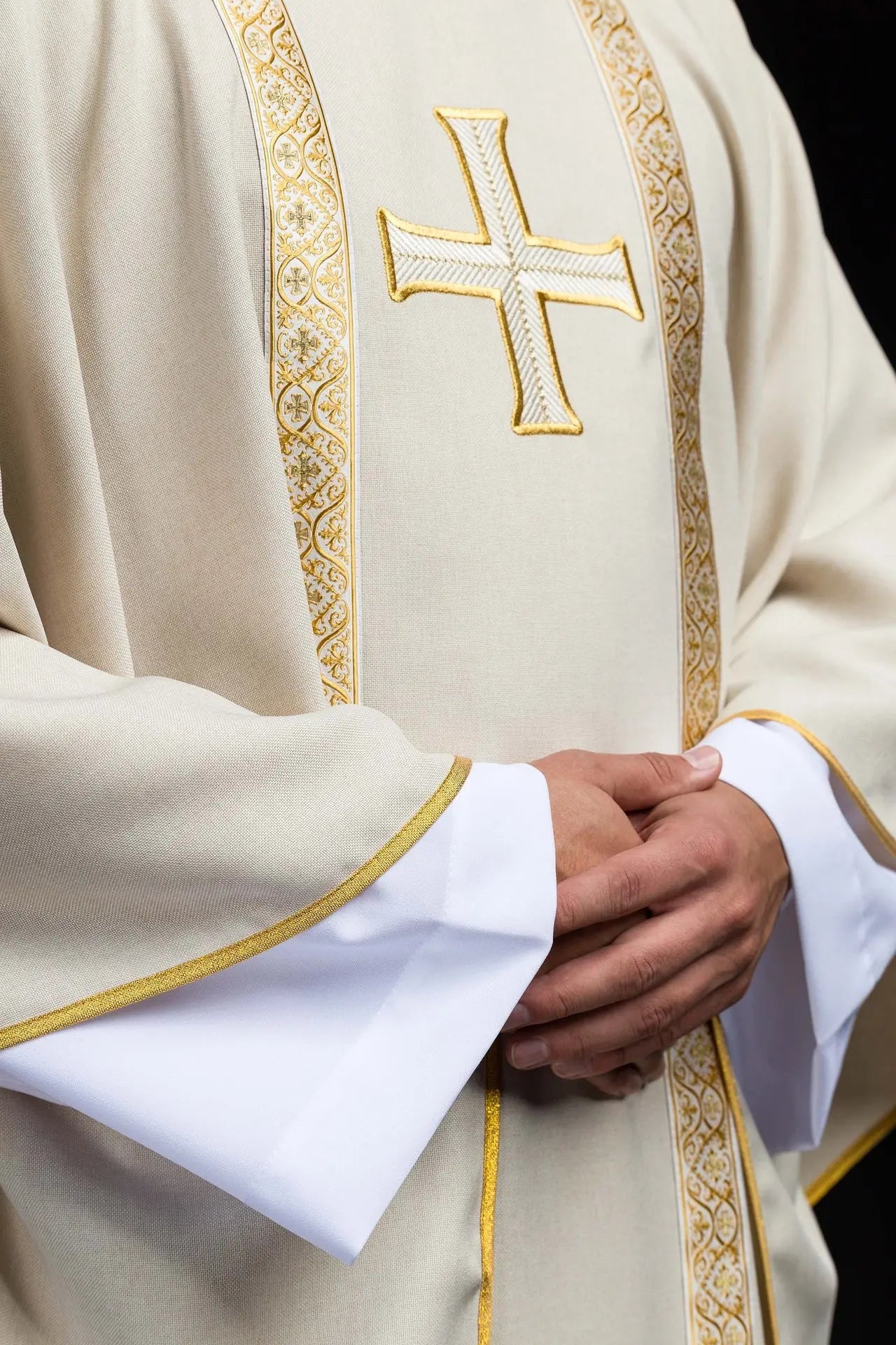 Ornat liturgiczny ecru z haftowanym krzyżem i pasami żakardowymi