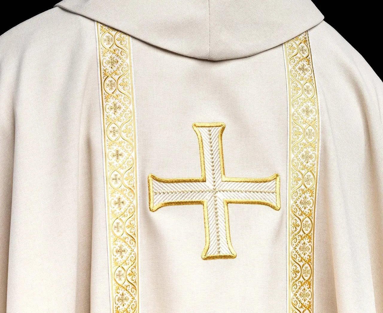 Ornat liturgiczny ecru z haftowanym krzyżem i pasami żakardowymi
