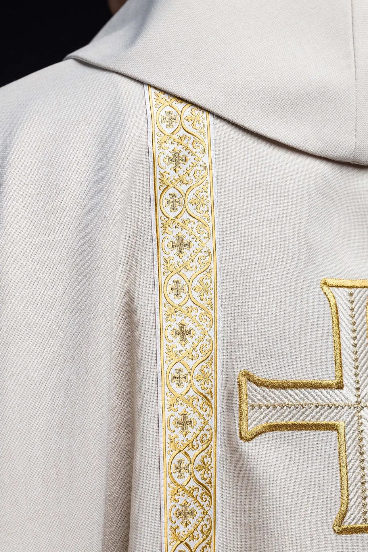 Ornat liturgiczny ecru z haftowanym krzyżem i pasami żakardowymi