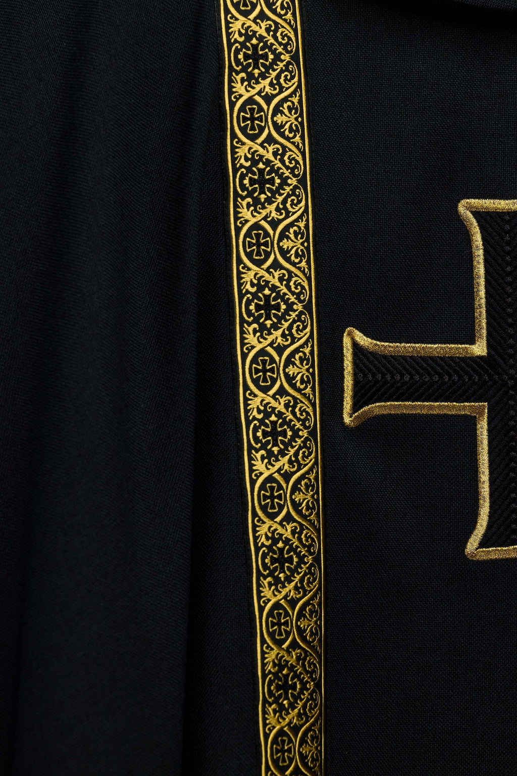 Ornat liturgiczny czarny z haftowanym krzyżem i taśmami żakardowymi - ORNATY.PL