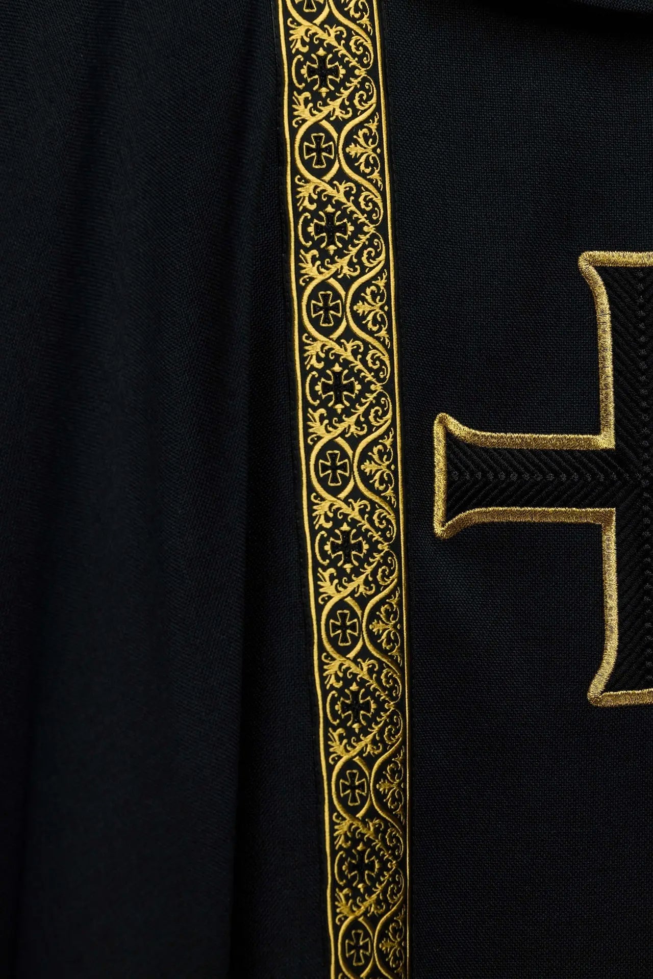Czarna szata liturgiczna z haftowanym krzyżem i pasami żakardowymi