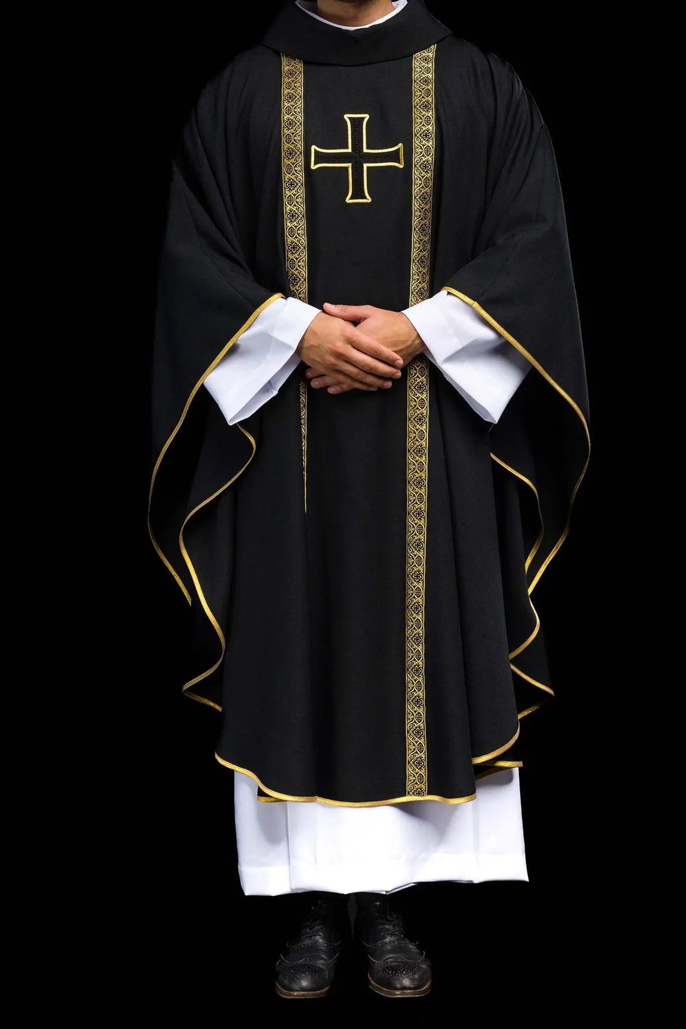 Czarna szata liturgiczna z haftowanym krzyżem i pasami żakardowymi