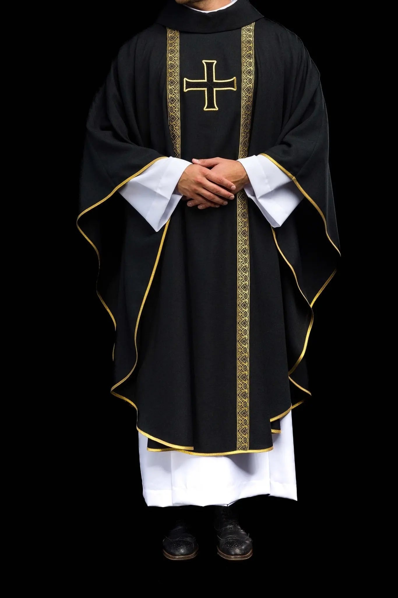 Czarna szata liturgiczna z haftowanym krzyżem i pasami żakardowymi