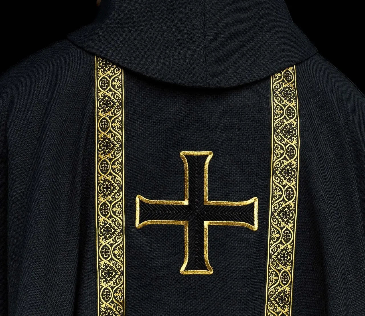 Czarna szata liturgiczna z haftowanym krzyżem i pasami żakardowymi