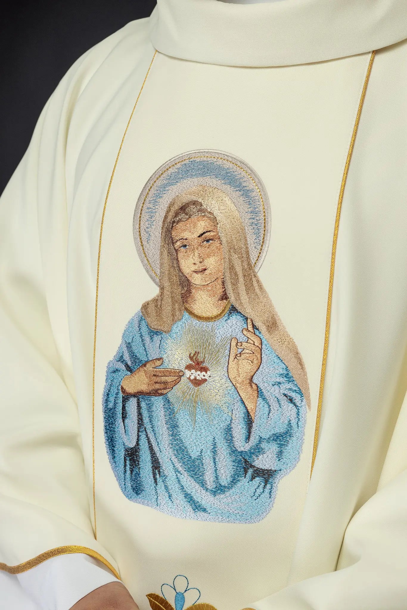 Ornat liturgiczny z haftem z wizerunkiem Serca Maryi