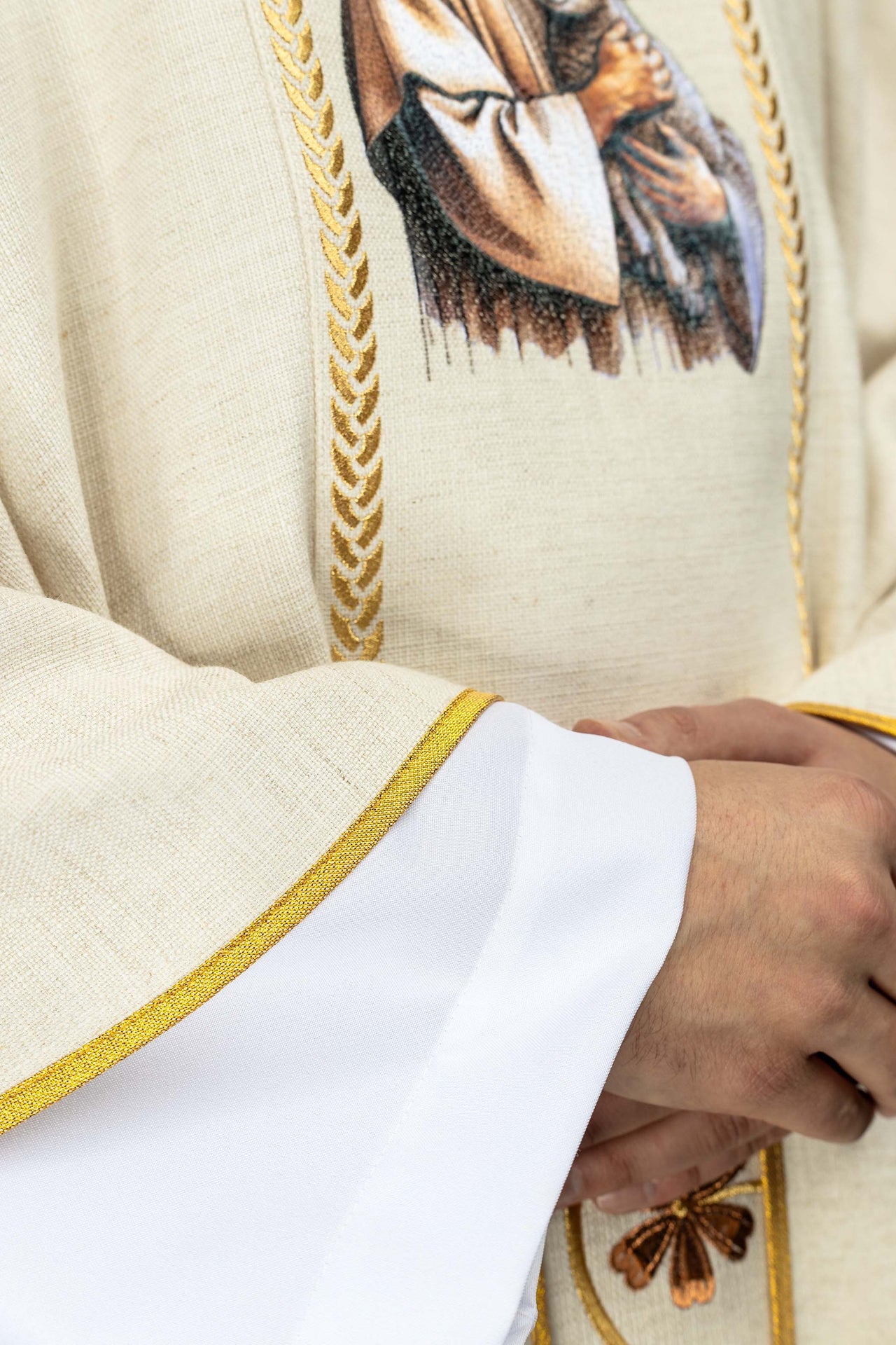 Ornat haftowany z pasem i wizerunkiem Jezusa Dobrego Pasterza z Barankiem ecru - ORNATY.PL