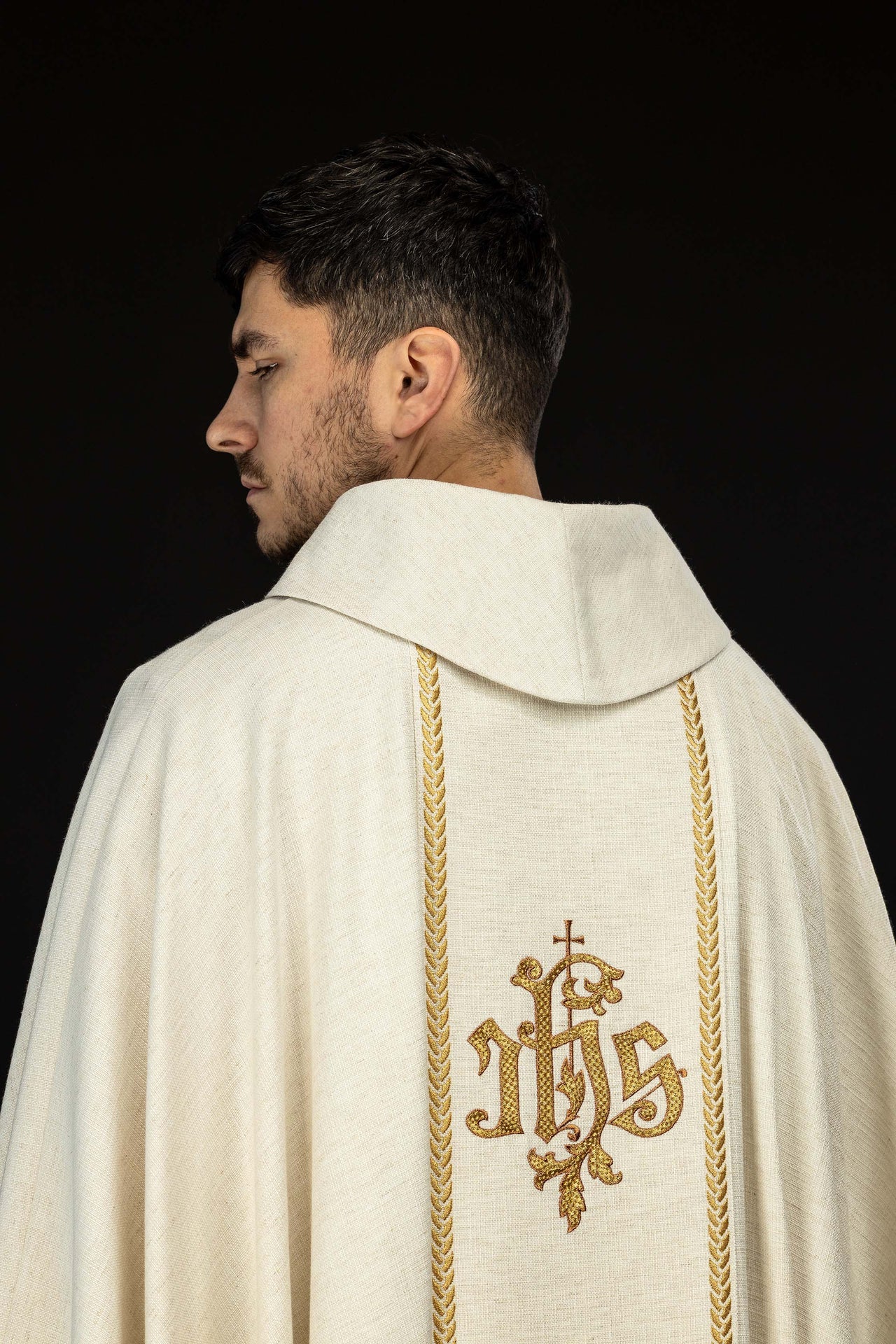 Ornat haftowany z pasem i wizerunkiem Jezusa Dobrego Pasterza z Barankiem ecru - ORNATY.PL