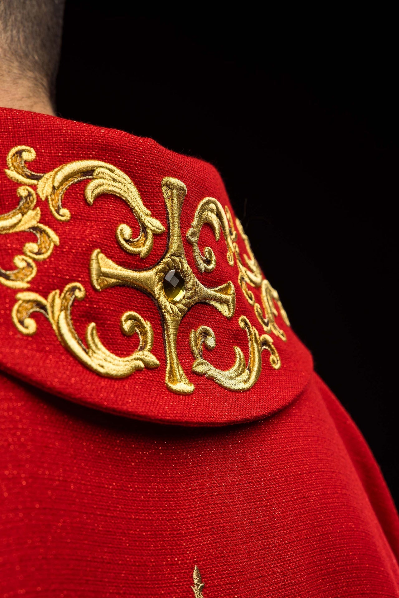 Ornat bogato haftowany z wizerunkiem Świętego Pawła Czerwony - ORNATY.PL