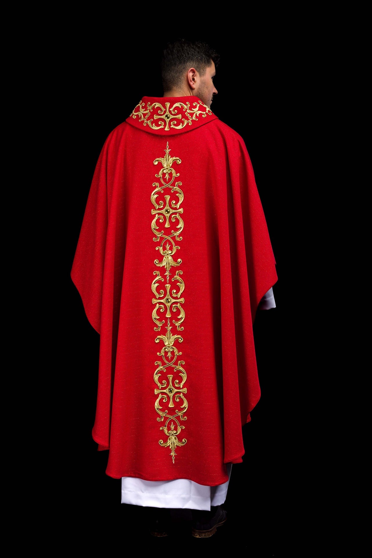 Ornat bogato haftowany z wizerunkiem Świętego Piotra Czerwony - ORNATY.PL