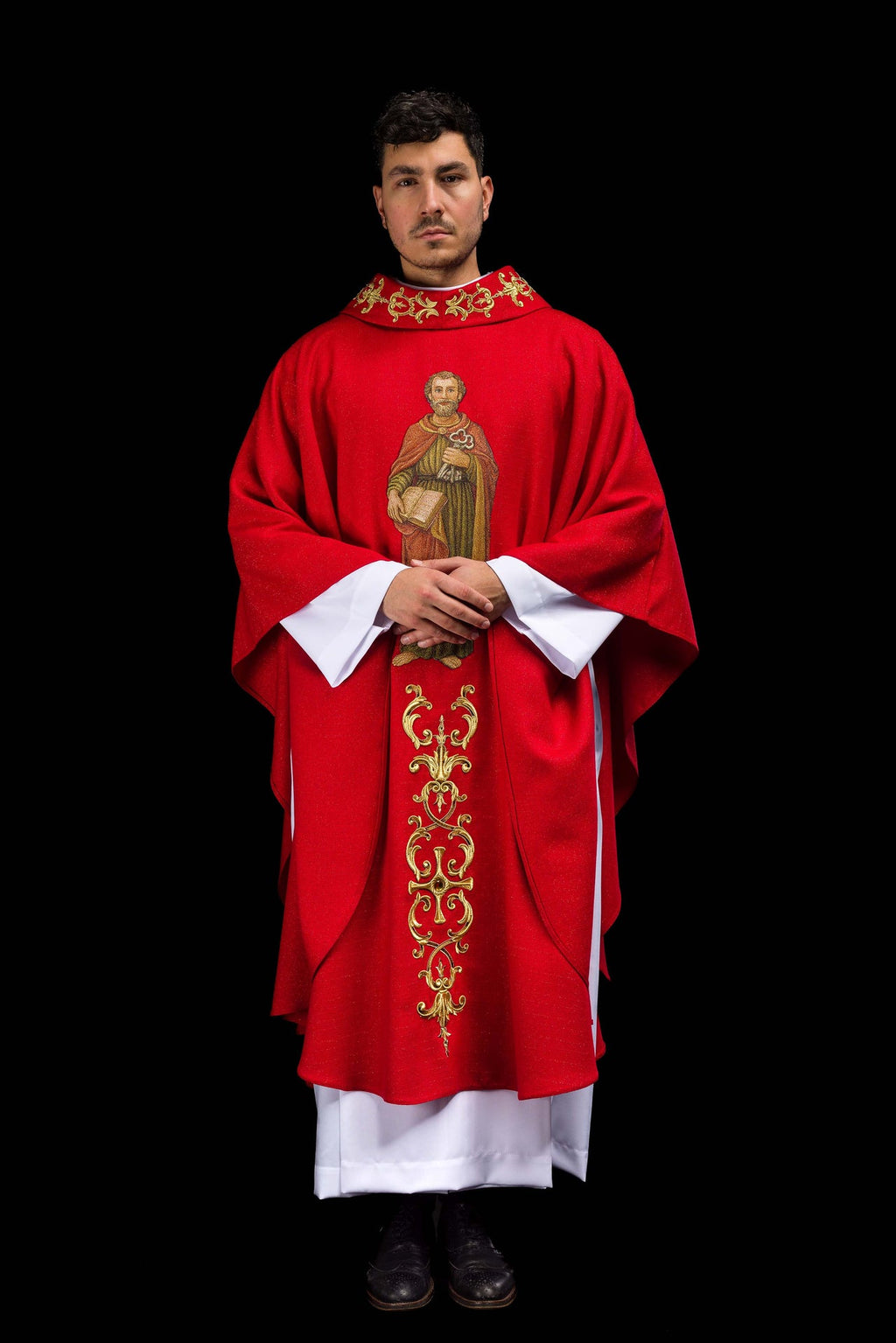 Ornat bogato haftowany z wizerunkiem Świętego Piotra Czerwony - ORNATY.PL