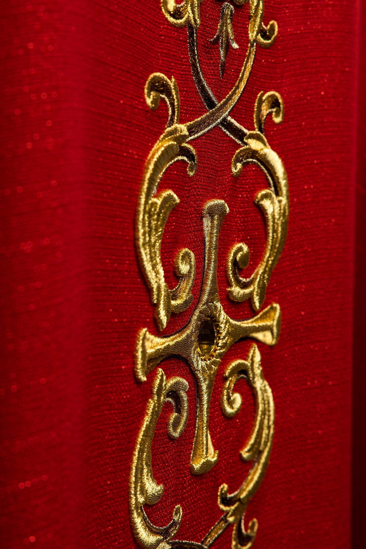 Ornat bogato haftowany z wizerunkiem Świętego Piotra Czerwony - ORNATY.PL