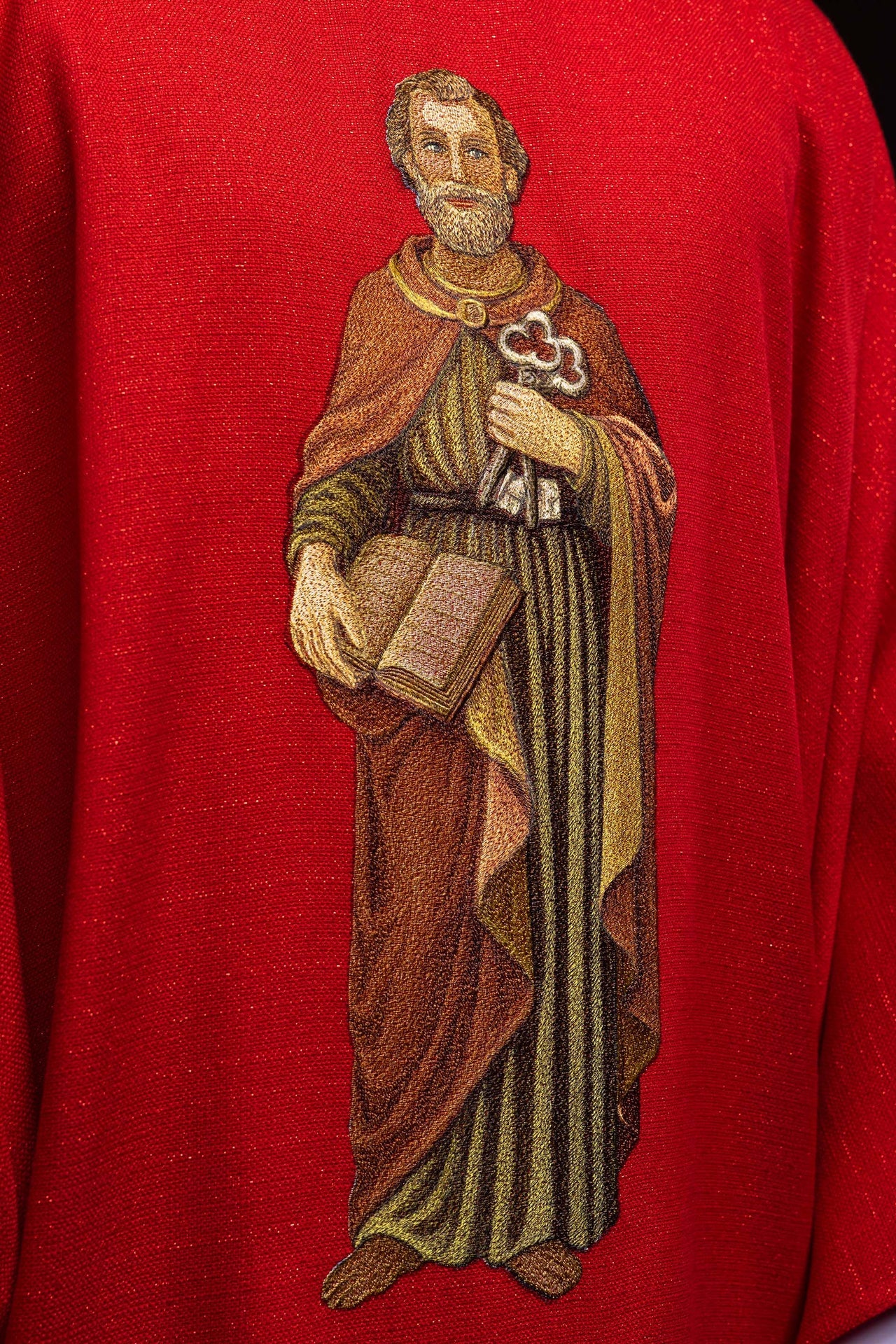 Ornat bogato haftowany z wizerunkiem Świętego Piotra Czerwony - ORNATY.PL