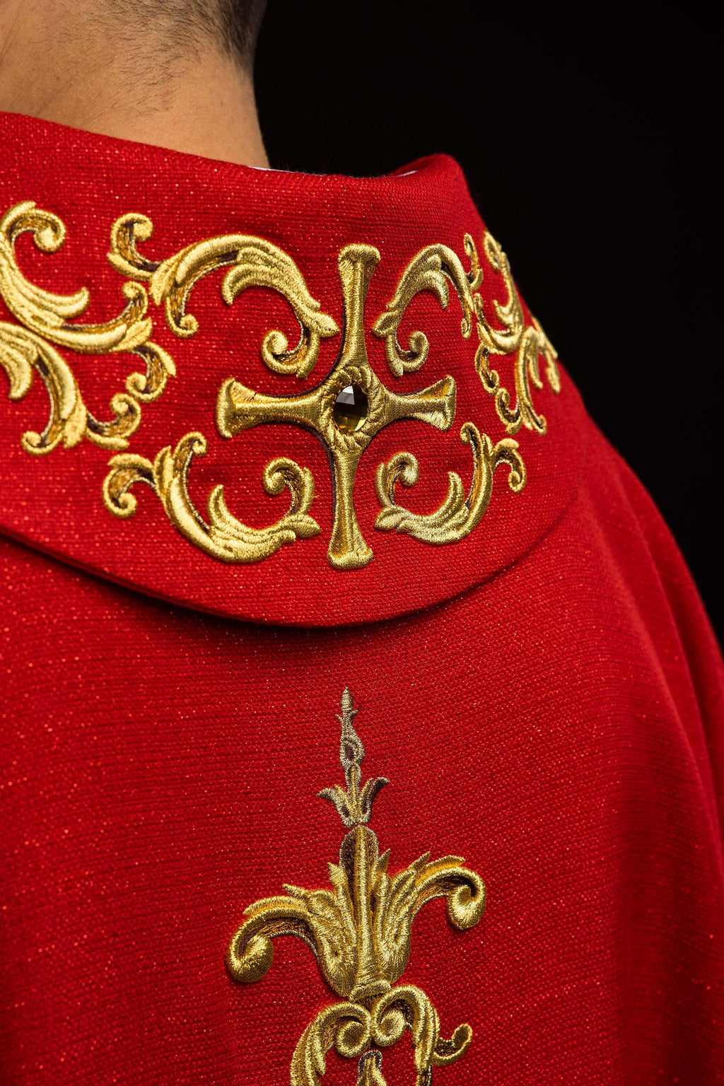 Ornat bogato haftowany z wizerunkiem Świętego Piotra Czerwony - ORNATY.PL