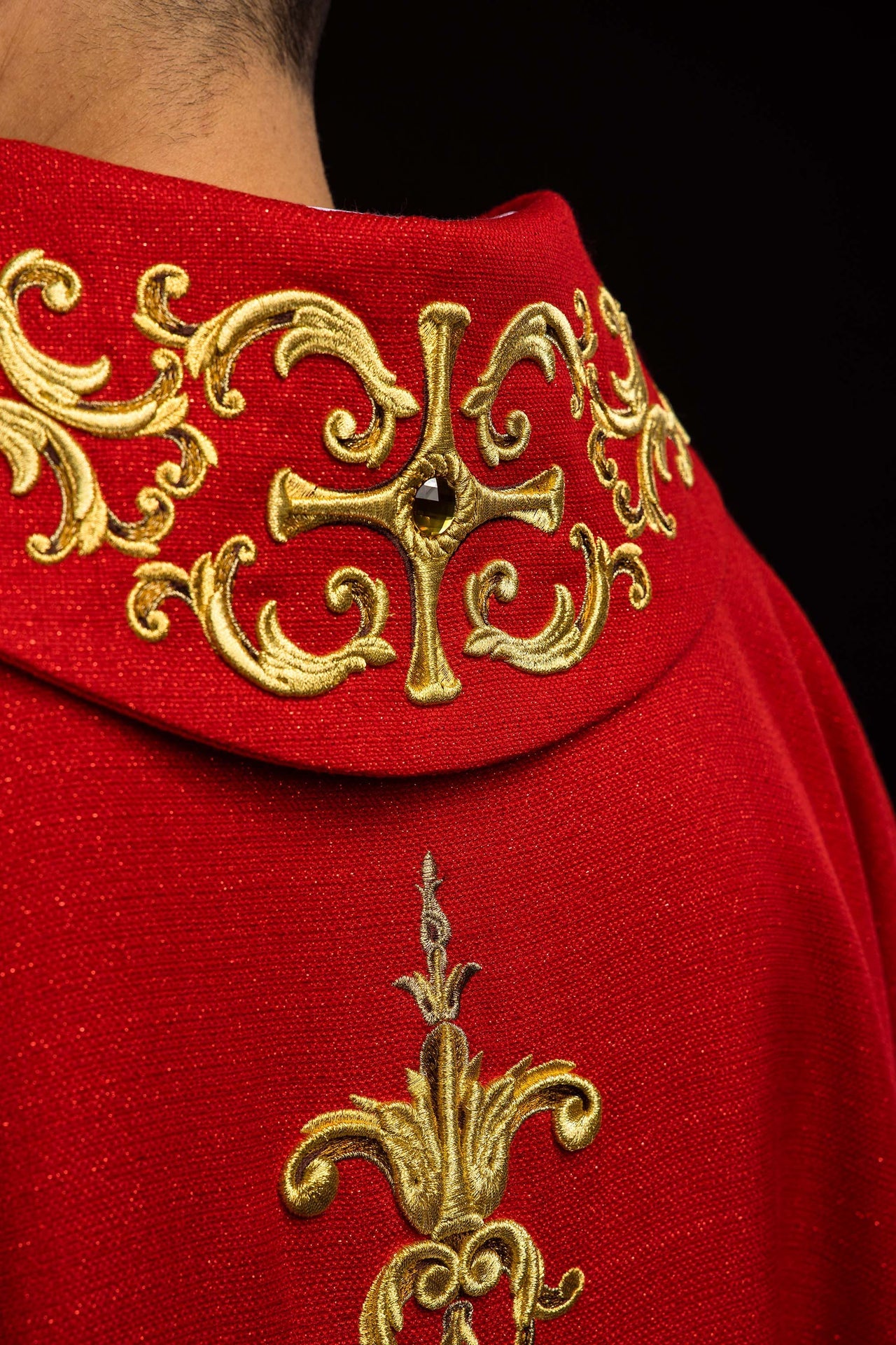 Ornat bogato haftowany z wizerunkiem Świętego Piotra Czerwony - ORNATY.PL