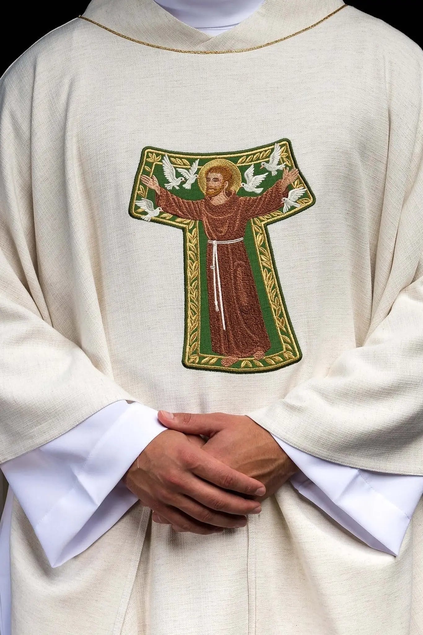 Haftowany ornat z wizerunkiem świętego Franciszka