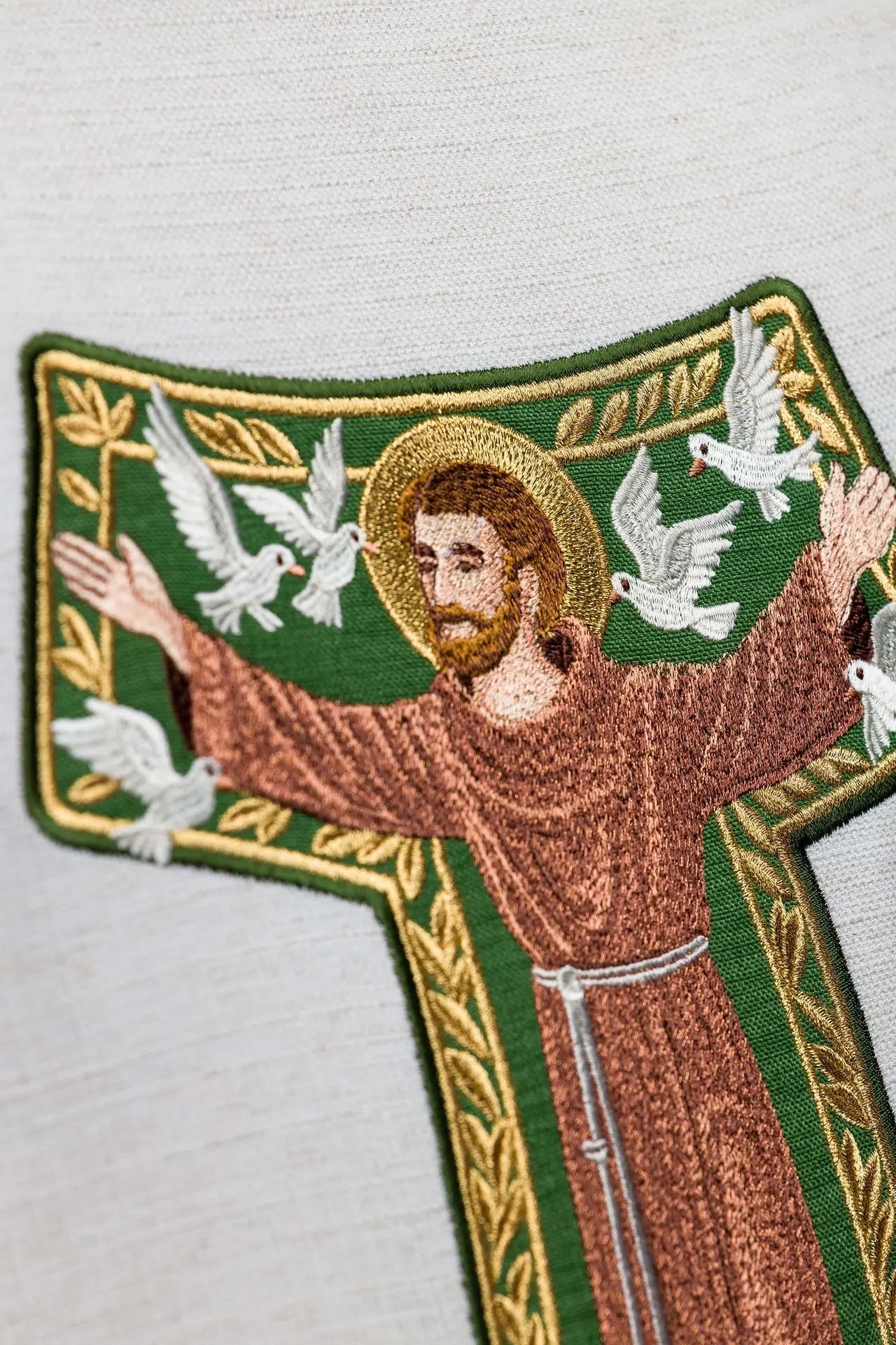 Haftowany ornat z wizerunkiem świętego Franciszka