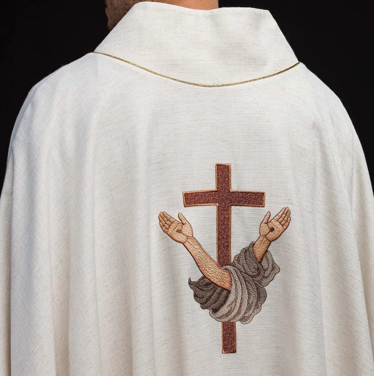 Haftowany ornat z wizerunkiem świętego Franciszka