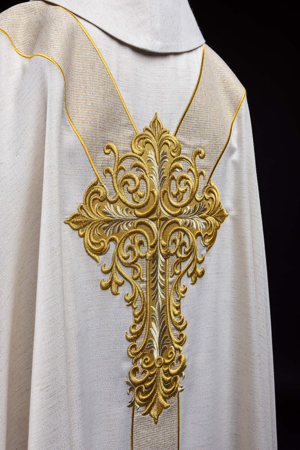 Ornat haftowany z wizerunkiem Jezusa Miłosiernego ecru - ORNATY.PL