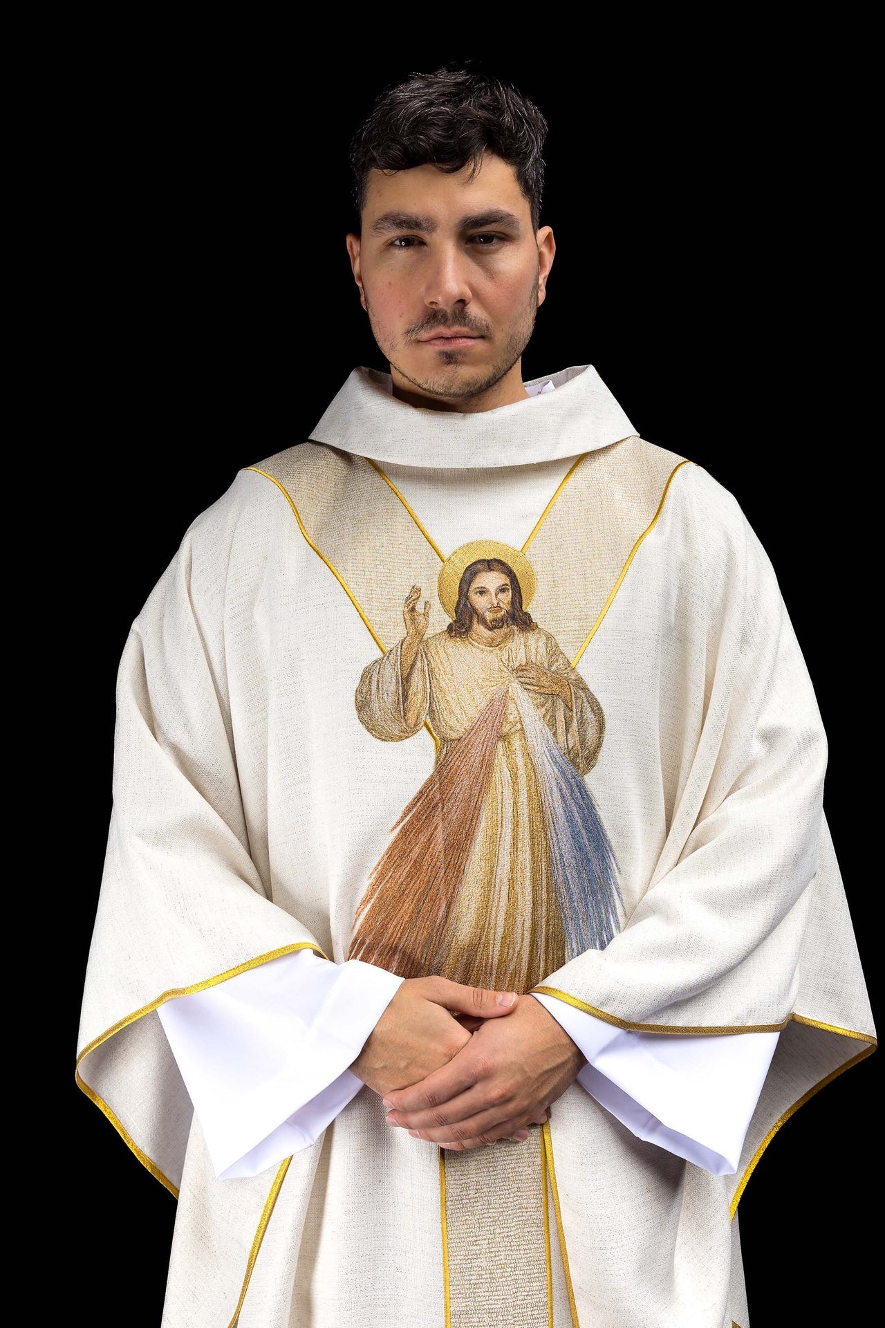 Ornat haftowany z wizerunkiem Jezusa Miłosiernego ecru - ORNATY.PL