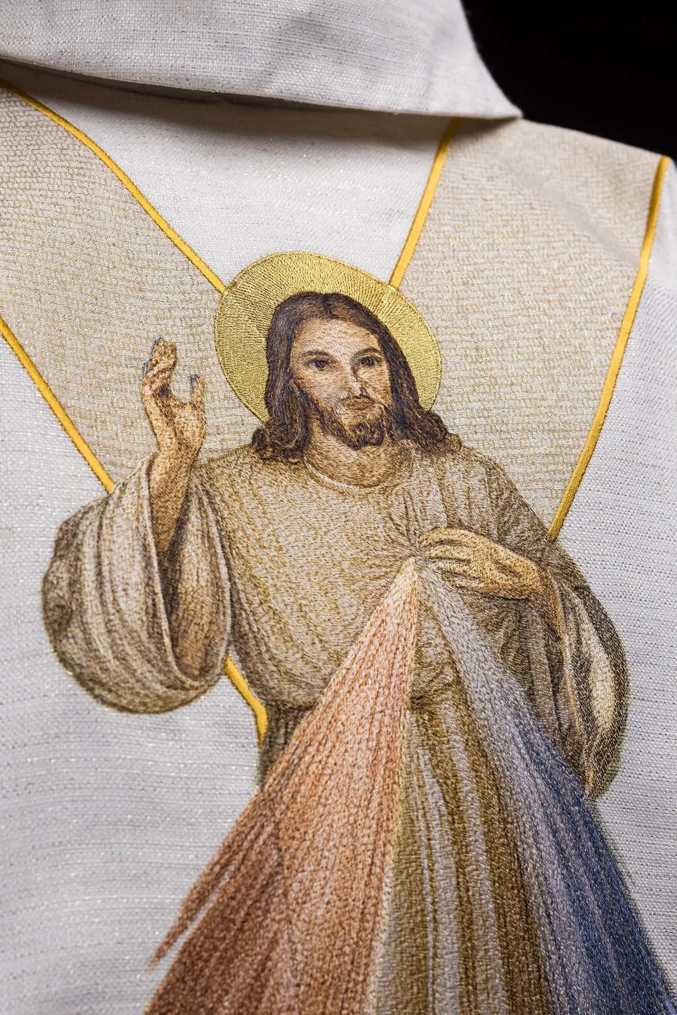 Haftowany ornat z wizerunkiem Miłosiernego Jezusa ecru