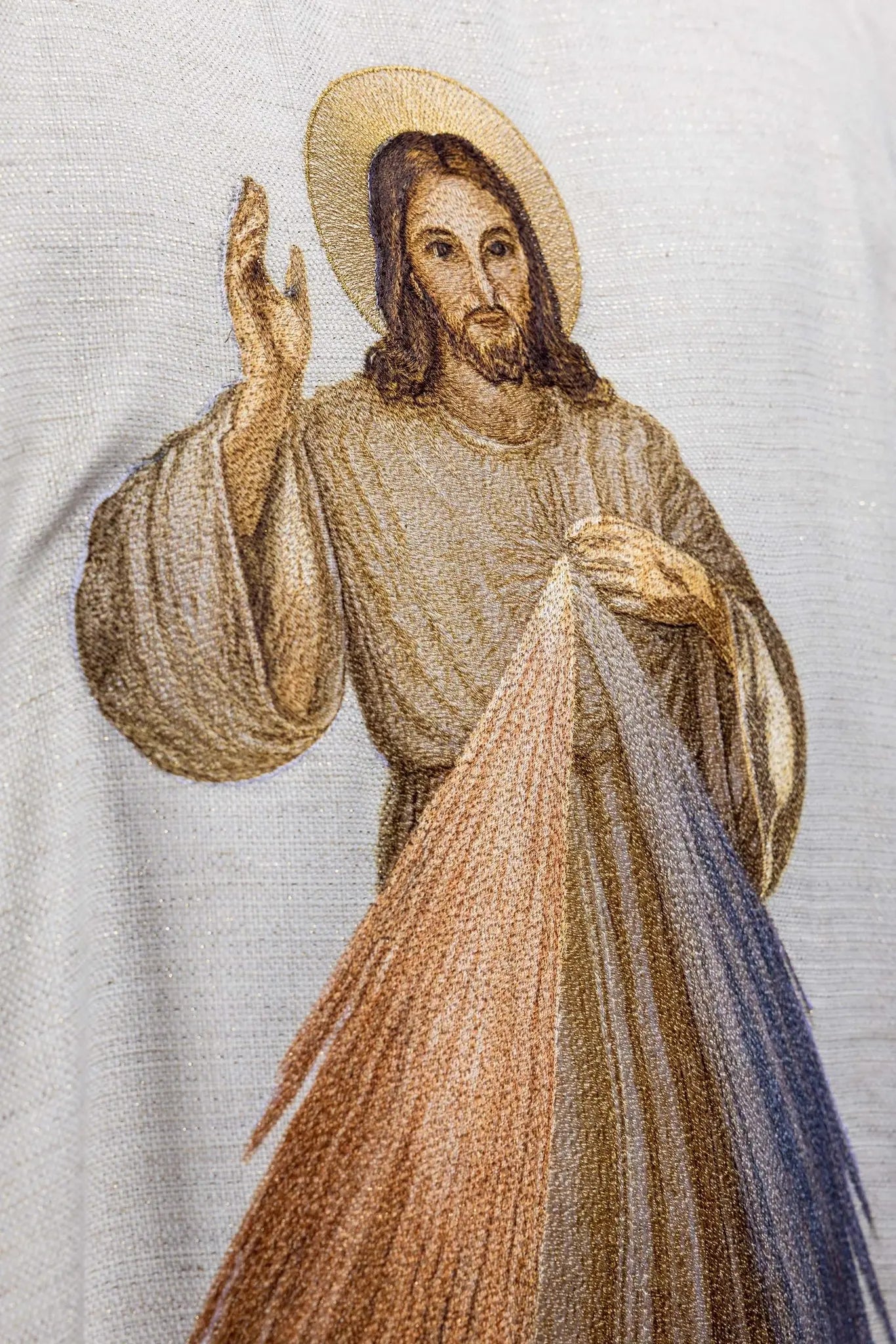Haftowany ornat z wizerunkiem Miłosiernego Jezusa ecru